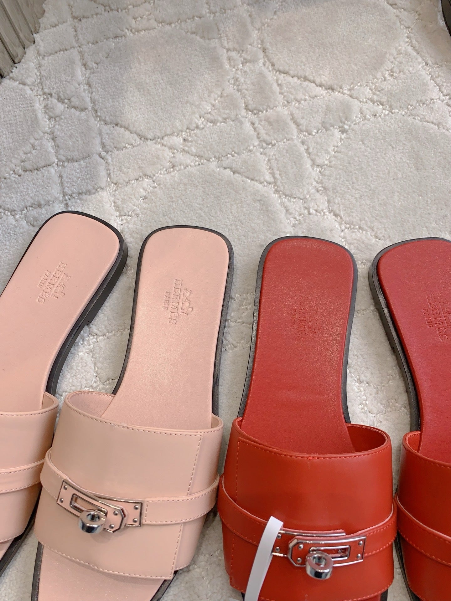 FLAT SUMMER SLIDES WITH CLEAN STRAP AND METAL DETAIL