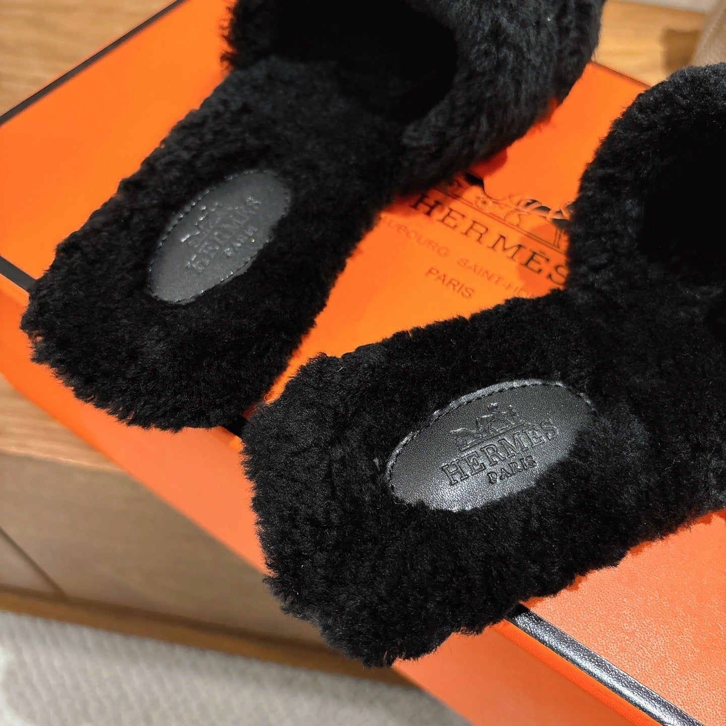 BLACK FAUX FUR SLIDE SLIPPERS