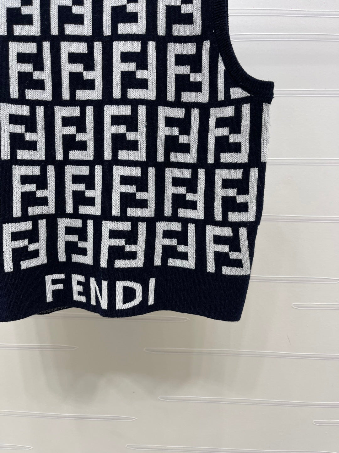 MONOGRAM KNIT LOGO SLEEVELESS TOP