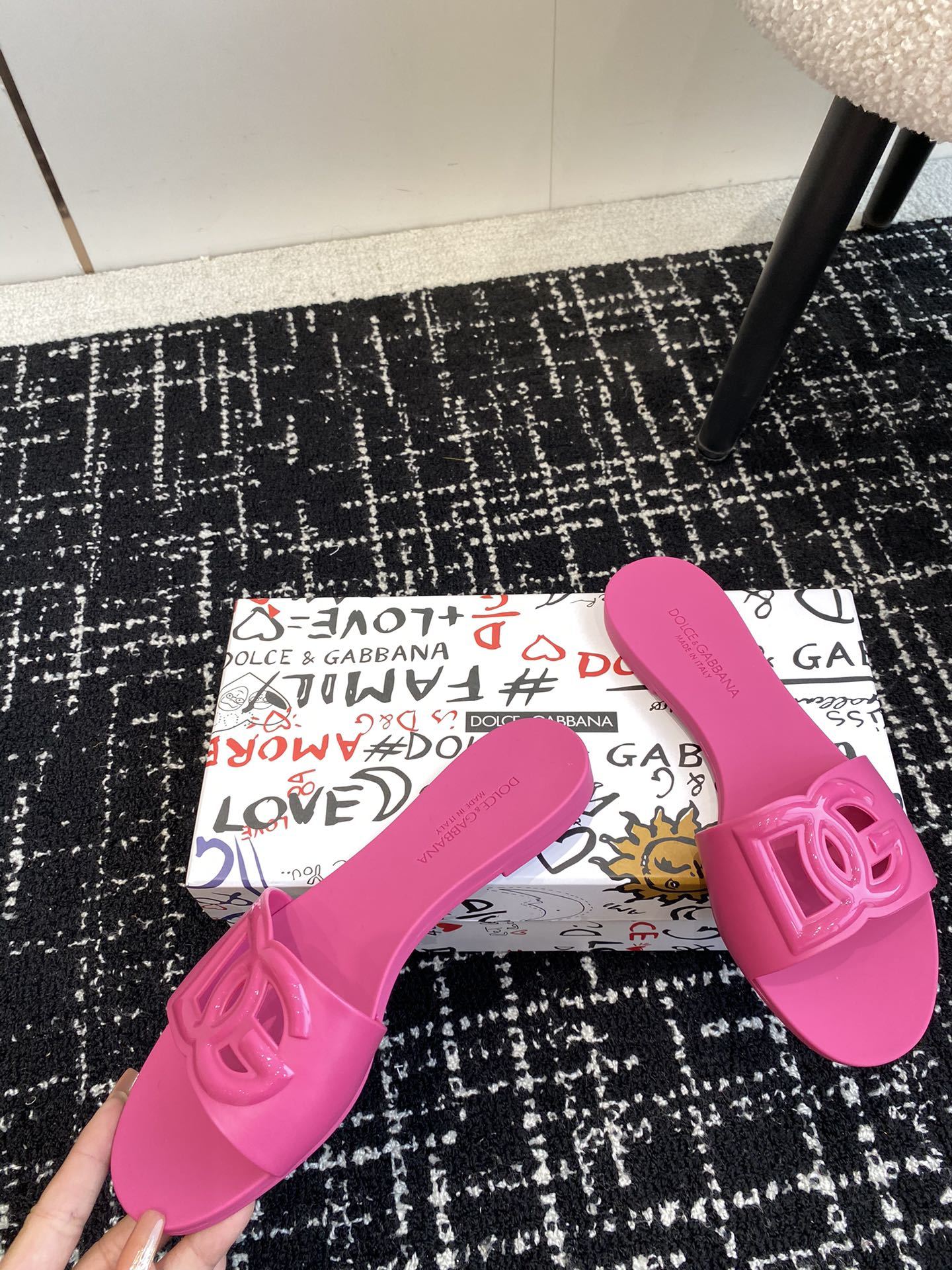 PINK LOGO RUBBER SLIDES