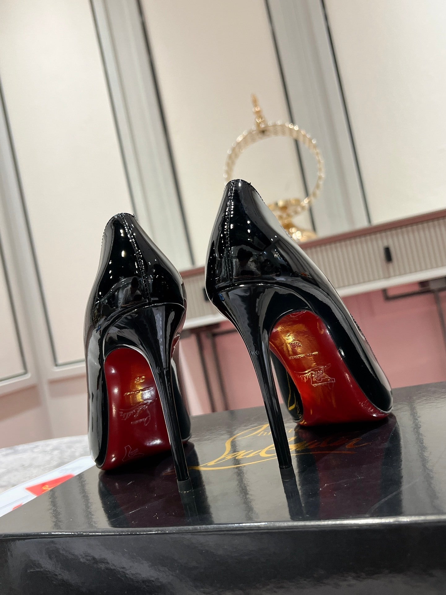 BLACK PATENT SCALLOPED POINTED PUMPS