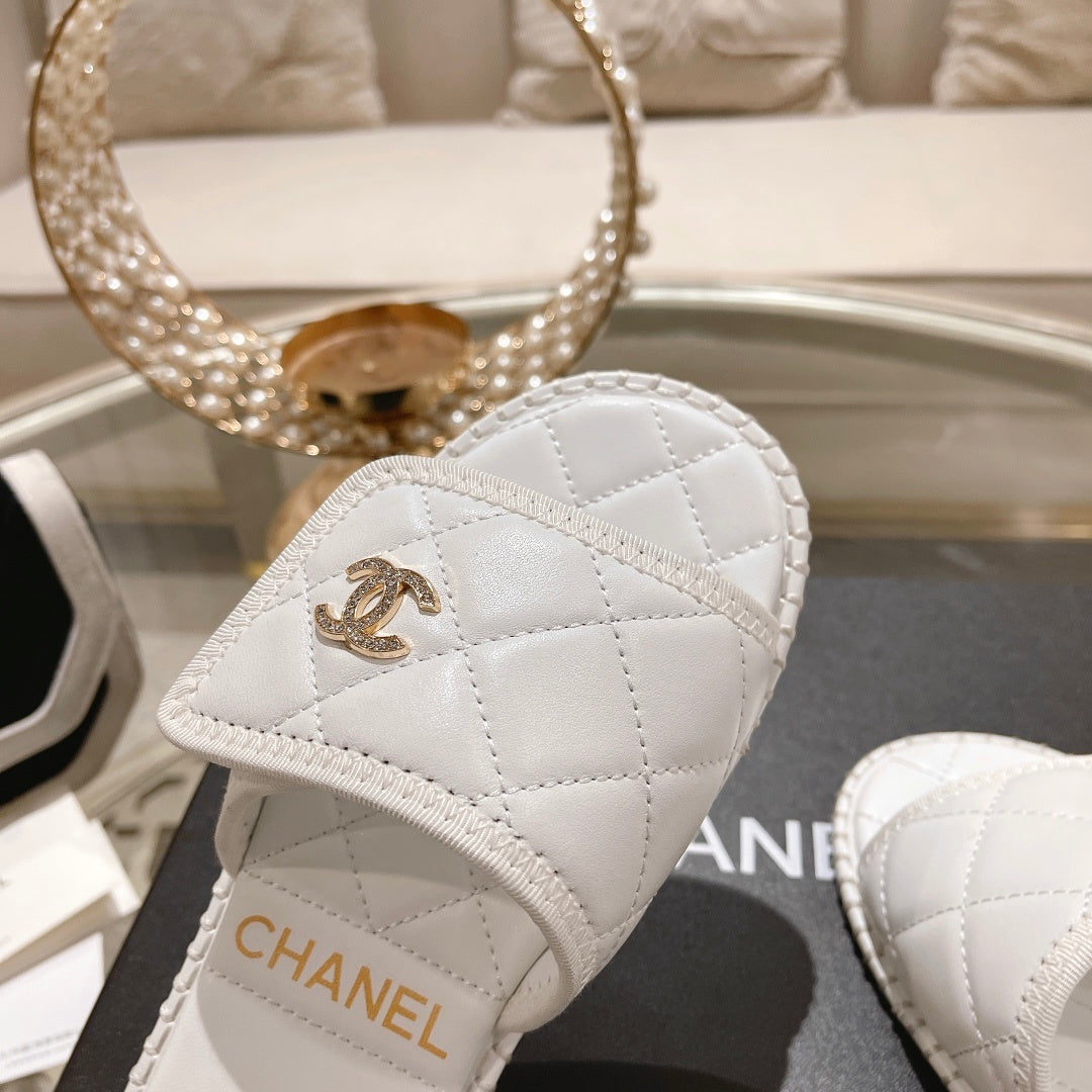 WHITE QUILTED SLIDES
