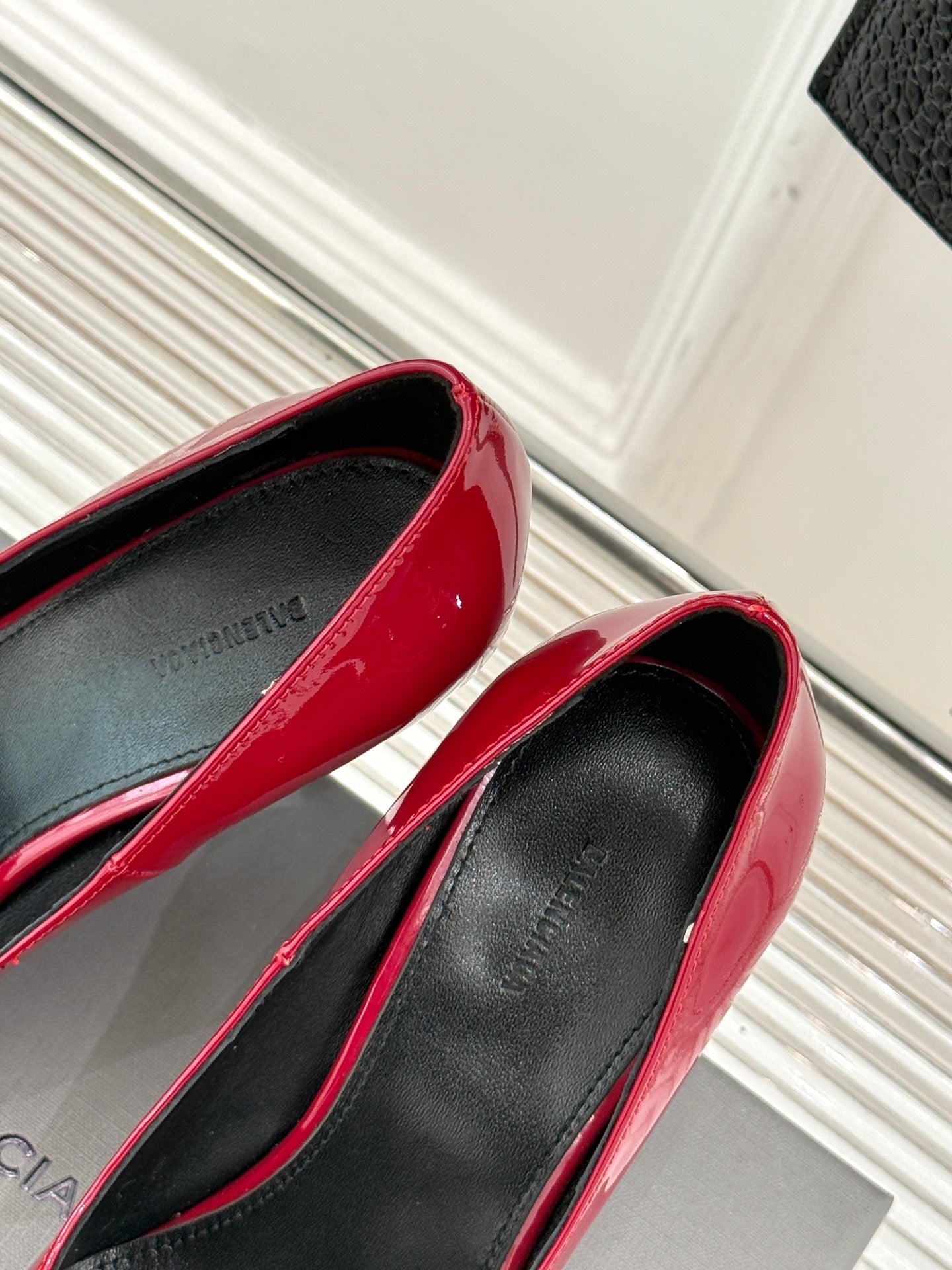 RED PATENT LEATHER POINTED HEELS