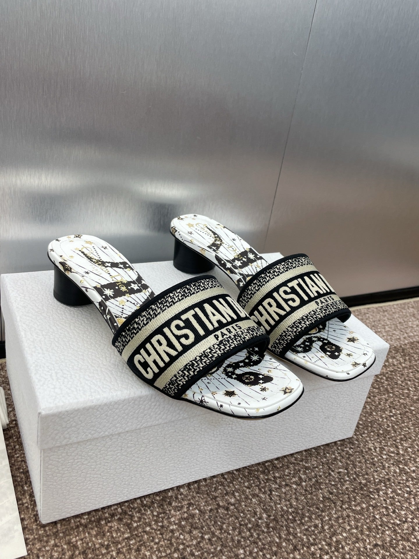 LOGO JACQUARD MID-HEEL MULES – BLACK CONSTELLATION PRINT