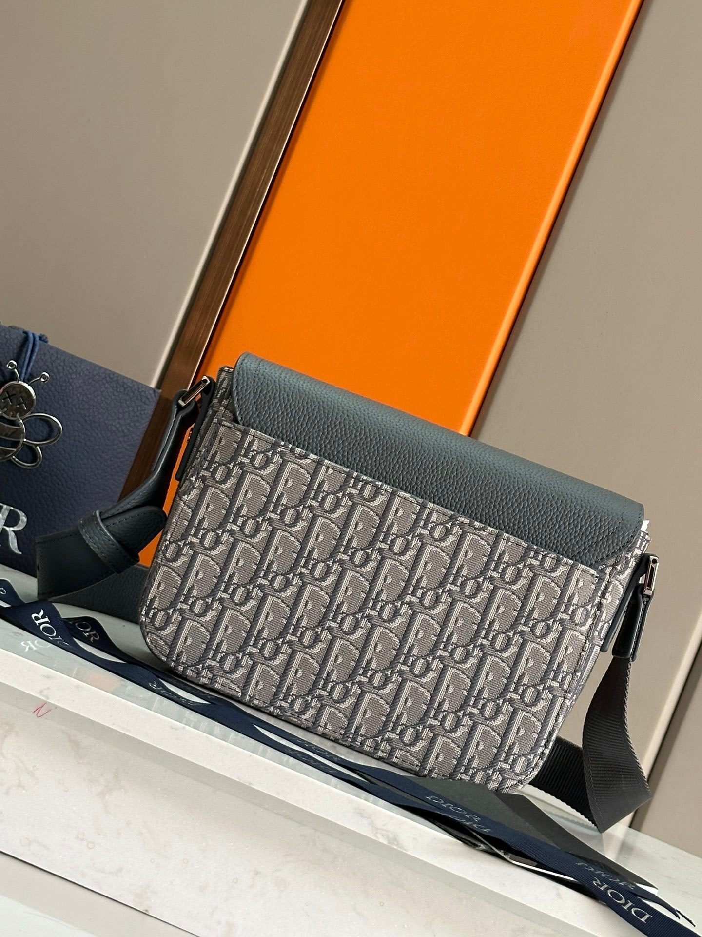 TEXTURED CROSSBODY BAG WITH FLAP CLOSURE
