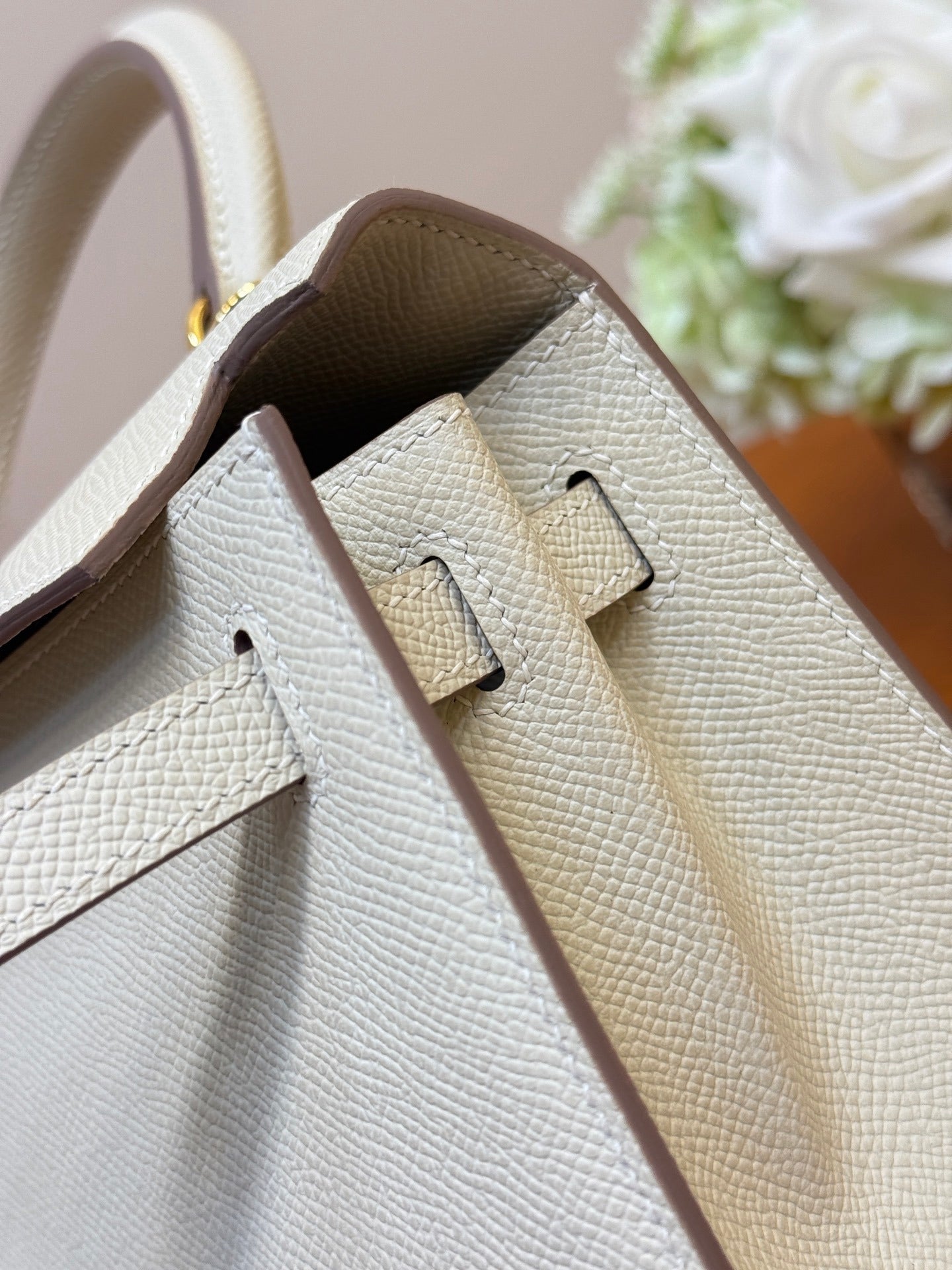PEARL WHITE CLASSIC TOP HANDLE BAG