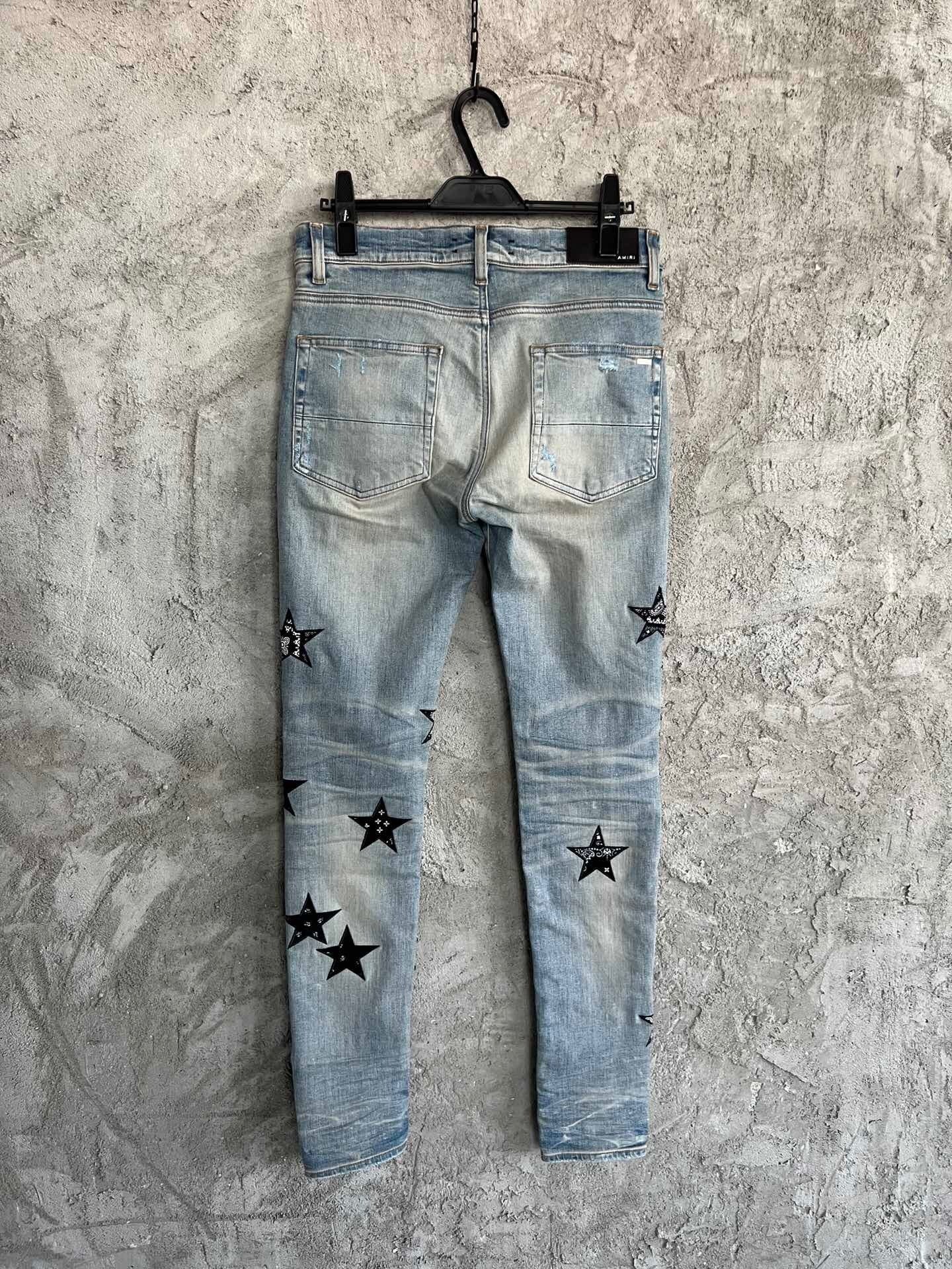 STAR APPLIQUÉ DISTRESSED SKINNY JEANS