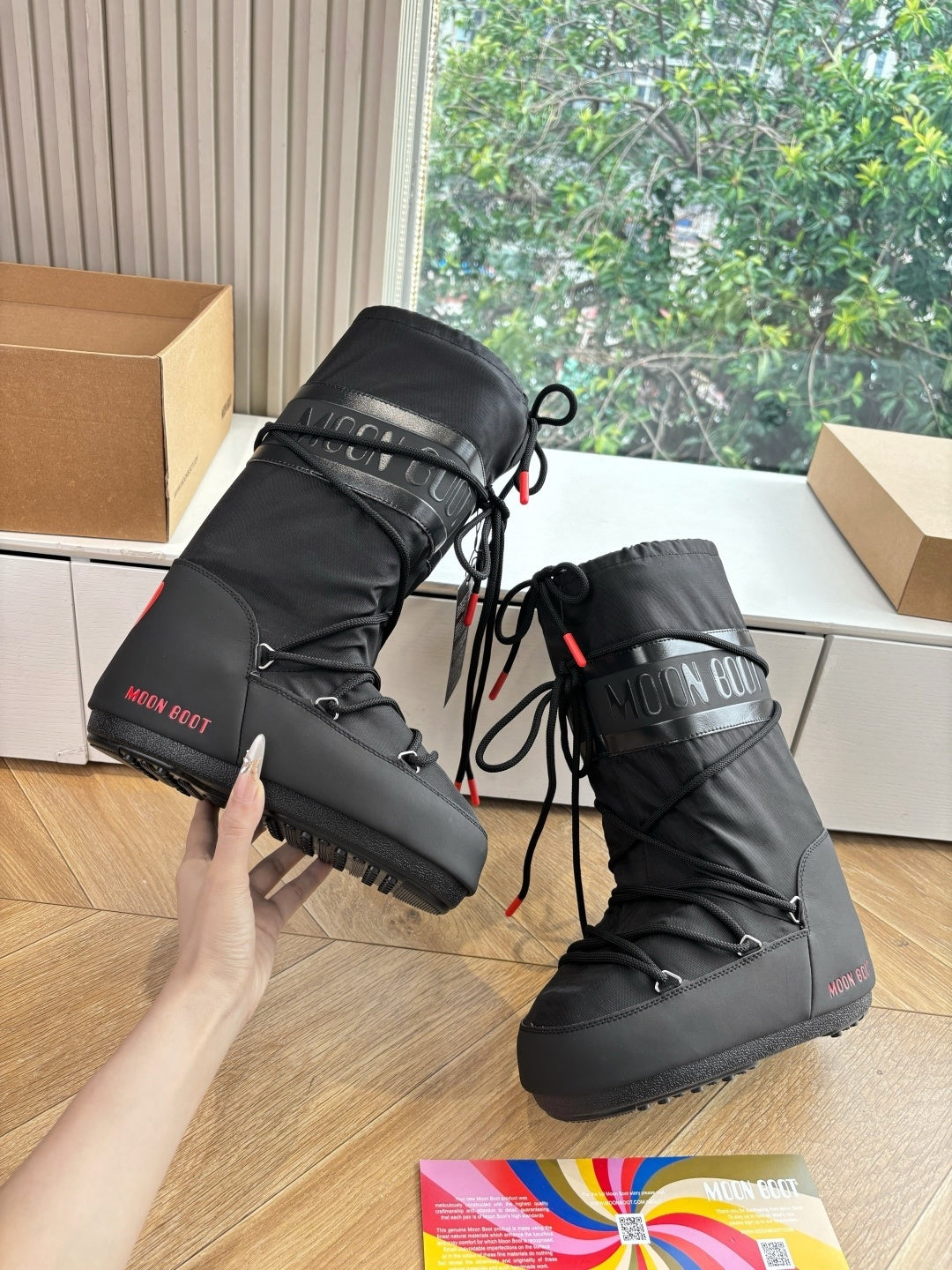 BLACK INSULATED LACE-UP WINTER BOOTS WITH CONTRAST DETAILS