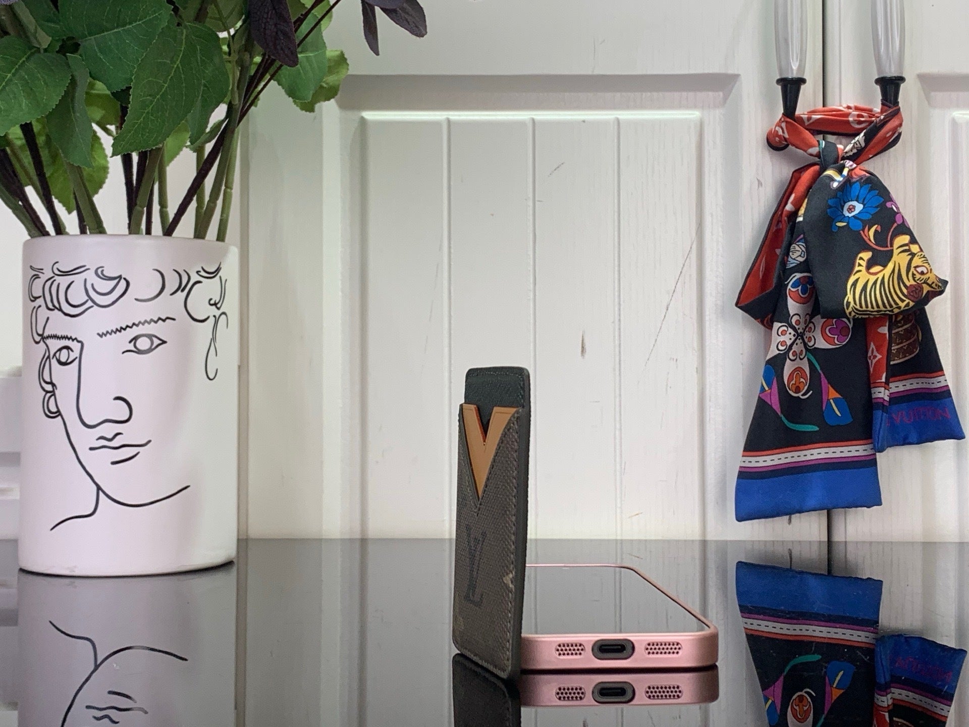 V-DETAIL CARD HOLDER