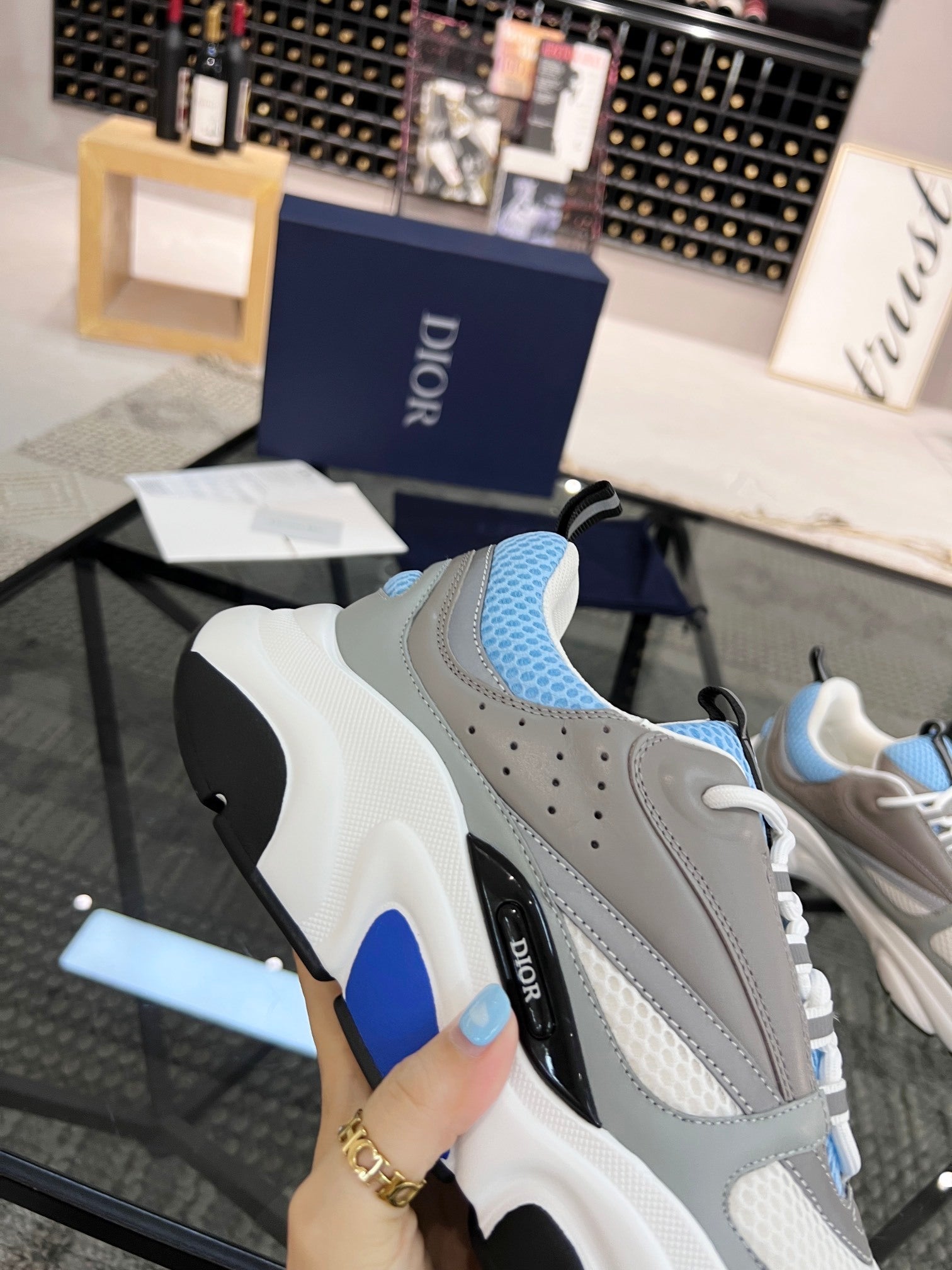 LIGHTWEIGHT MESH PANEL TRAINER SNEAKERS