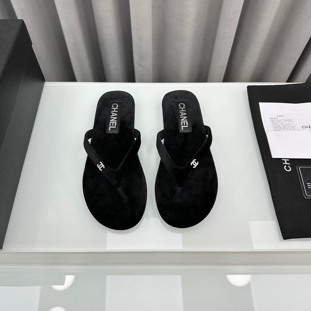 BLACK FLIP FLOPS