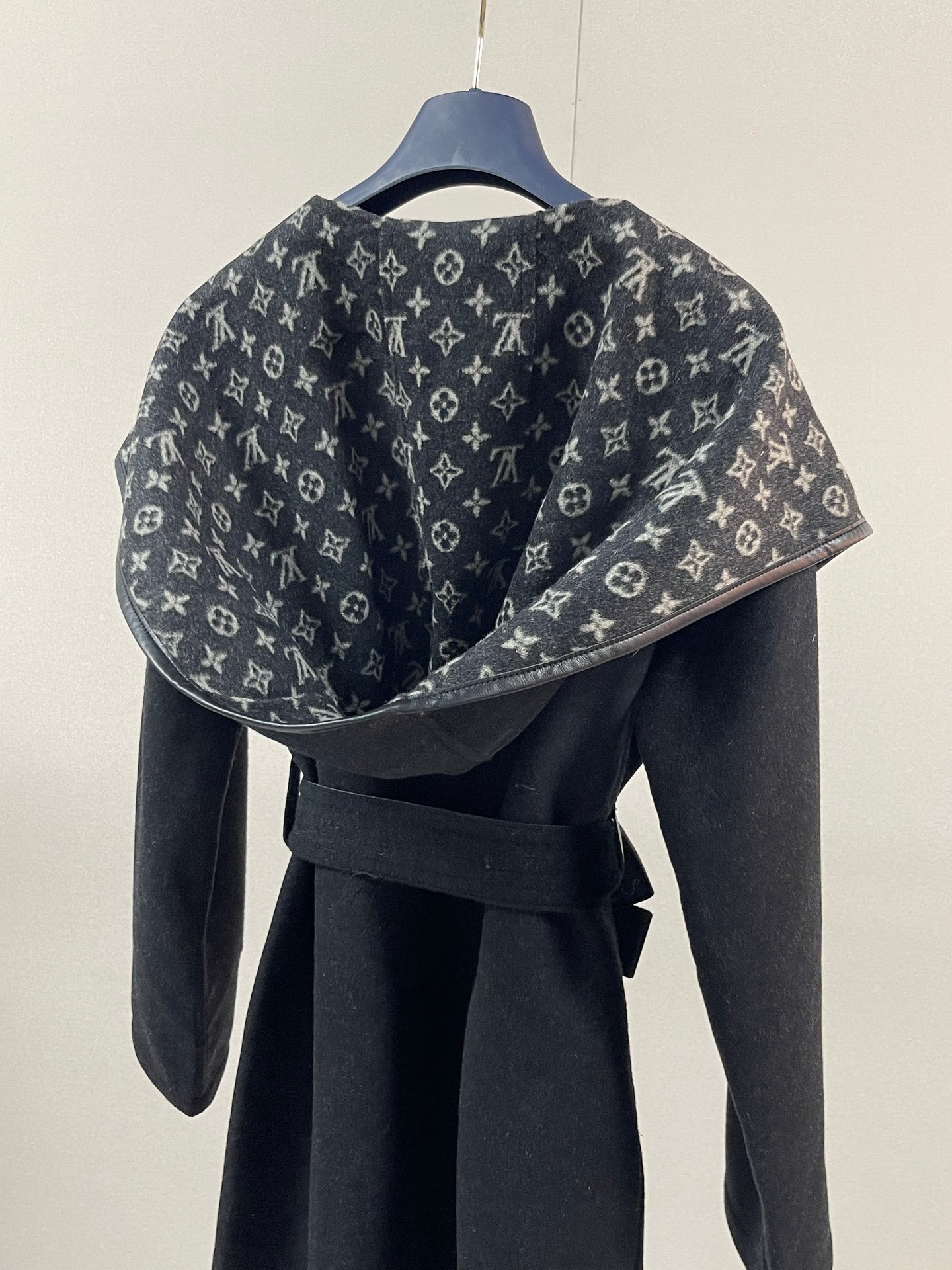 BELTED PATTERNED HOODED COAT