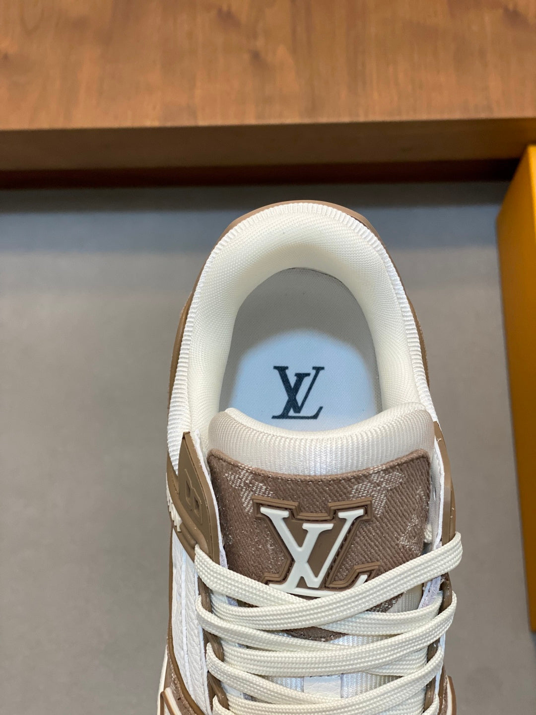 BEIGE AND WHITE LOW-TOP SNEAKERS WITH TEXTURED PANELS