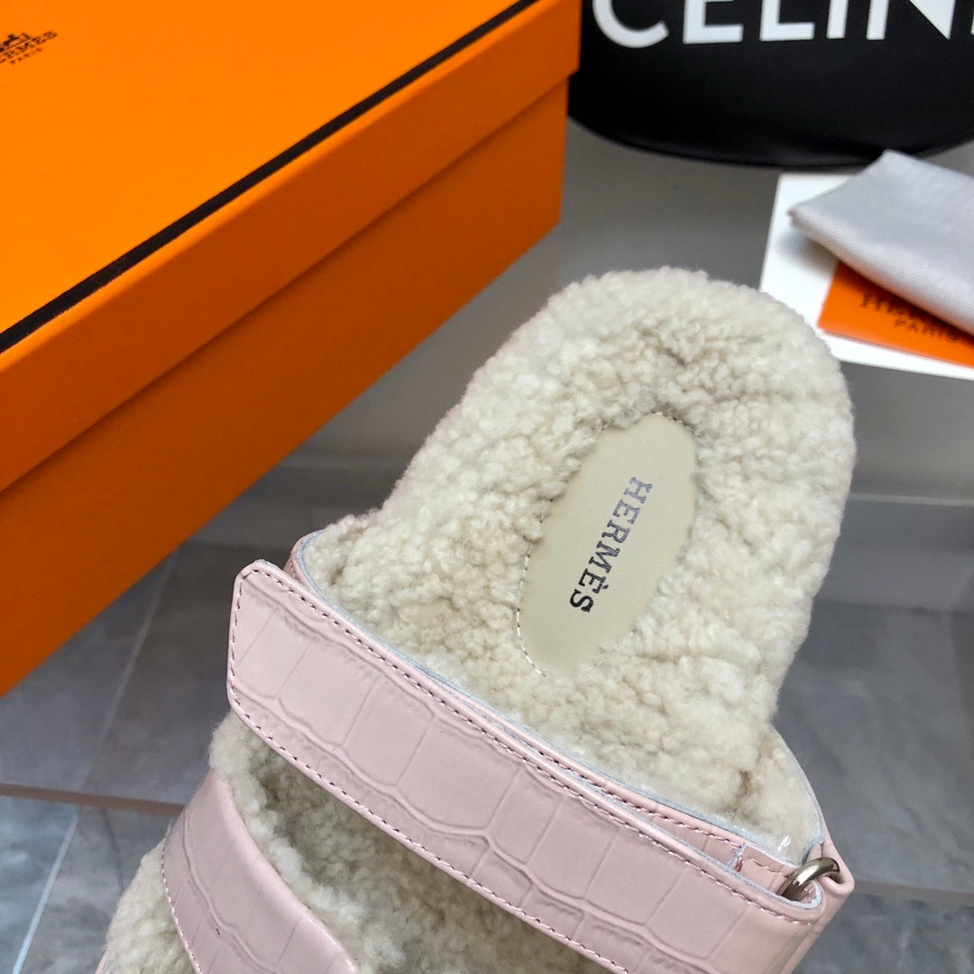 Rosafarbene Shearling-Sandalen mit geprägten Riemen 