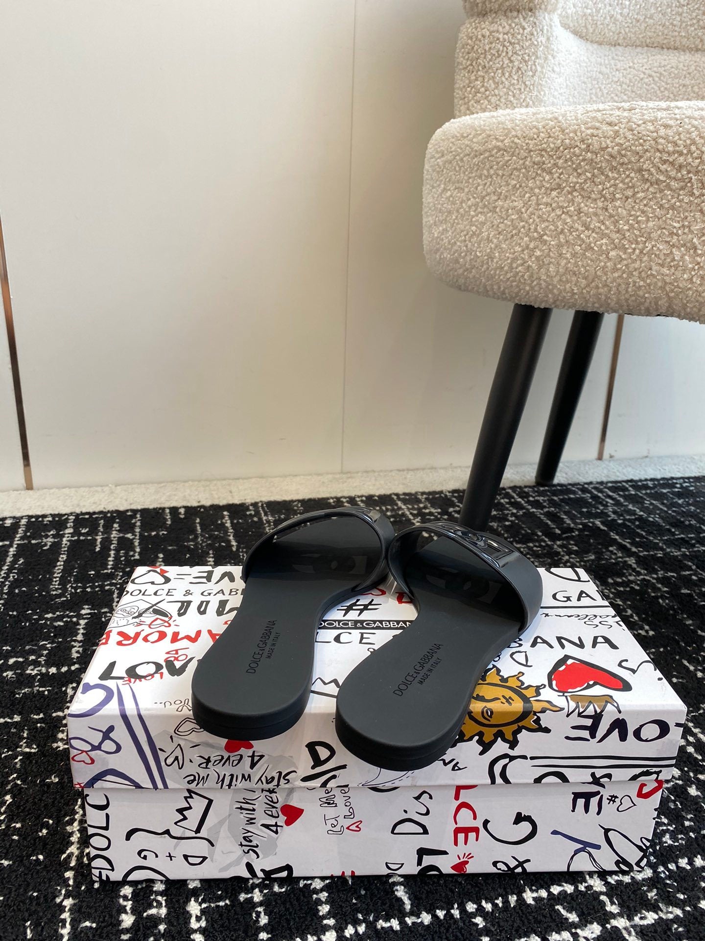 BLACK LOGO RUBBER SLIDES