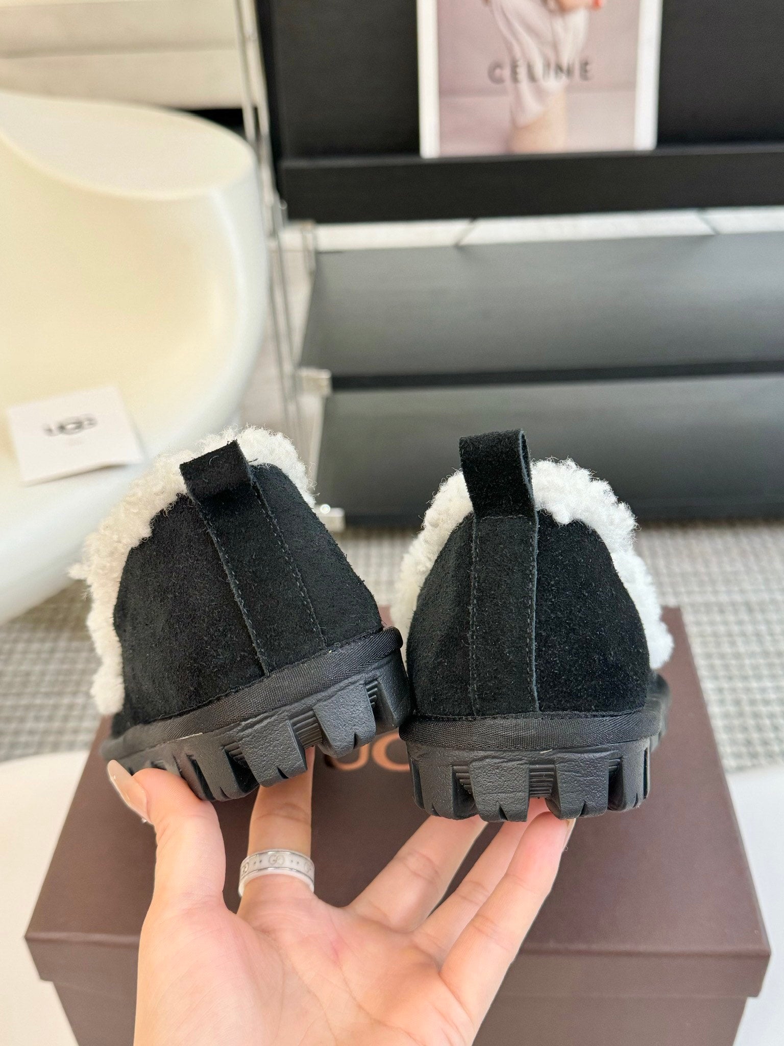 Kuschelige Plateau-Hausschuhe aus Lammfell