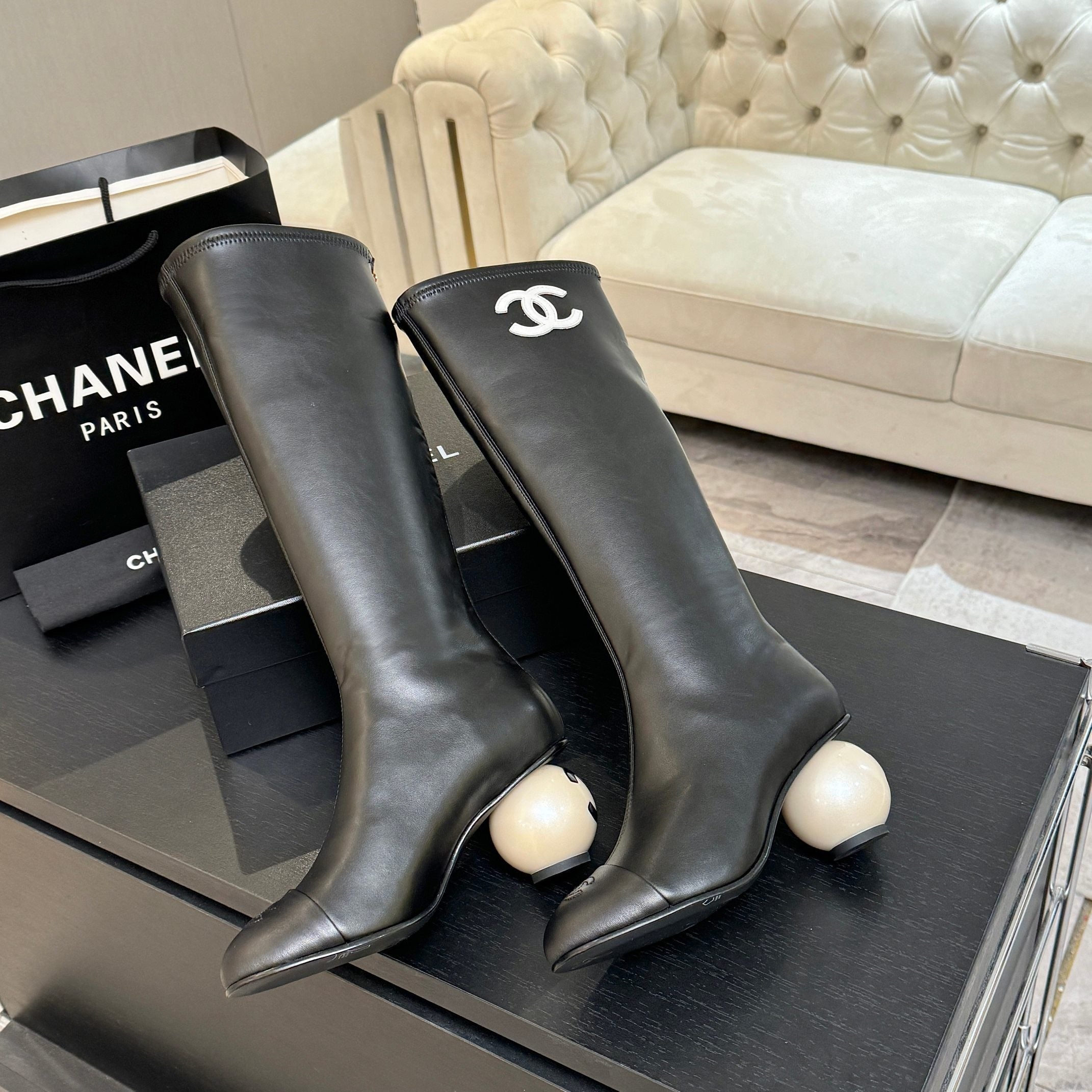 BLACK LEATHER KNEE-HIGH BOOTS WITH SCULPTURAL HEEL
