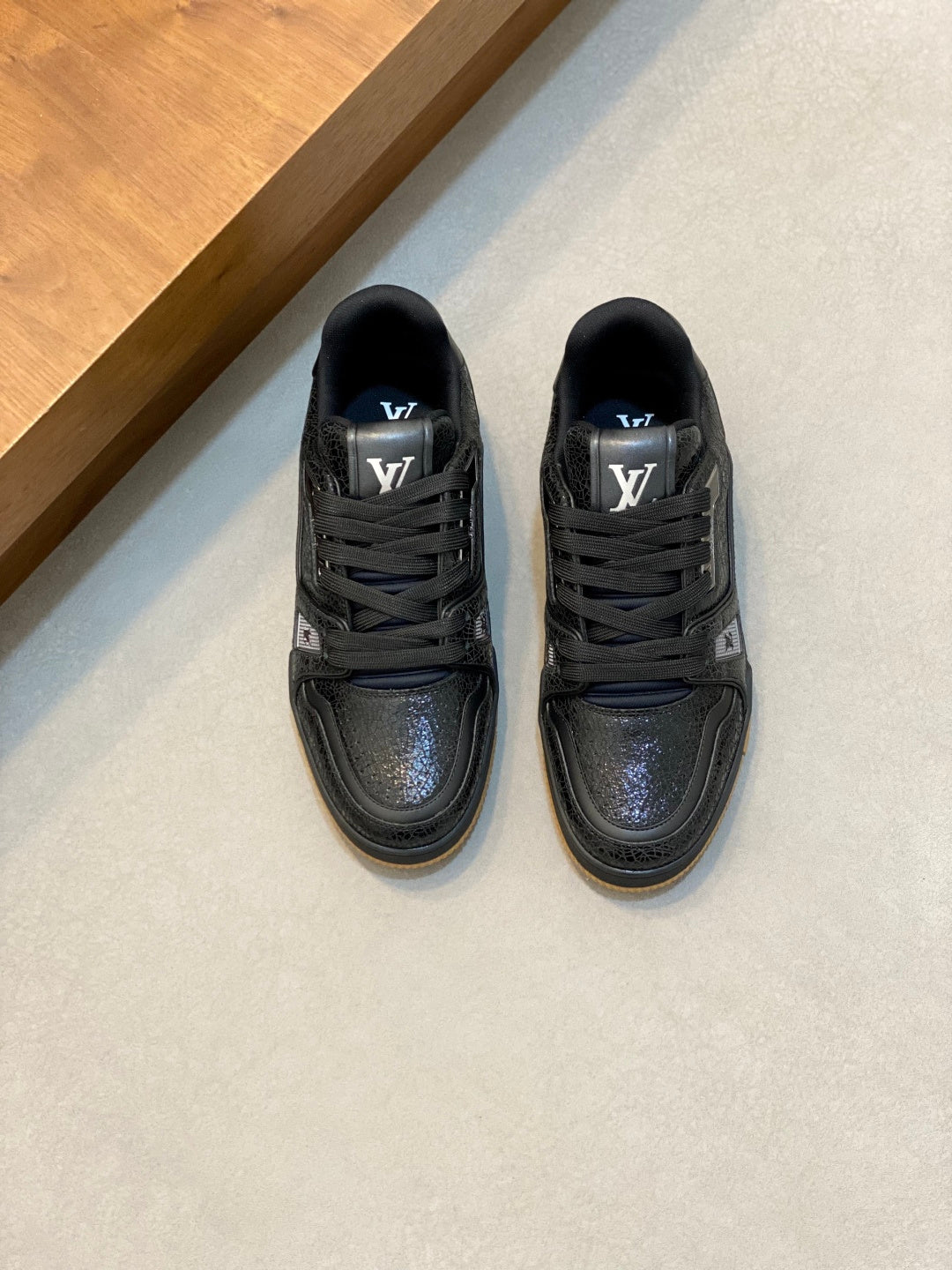 BLACK LOW-TOP LEATHER SNEAKERS WITH TEXTURED DETAILS