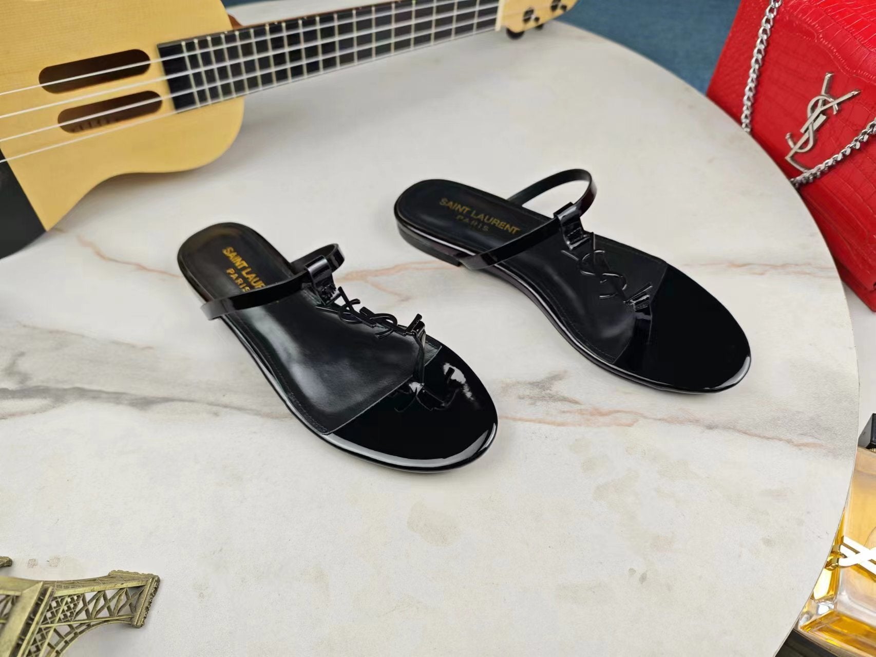 BLACK PATENT FLAT SANDALS WITH MINIMAL STRAP