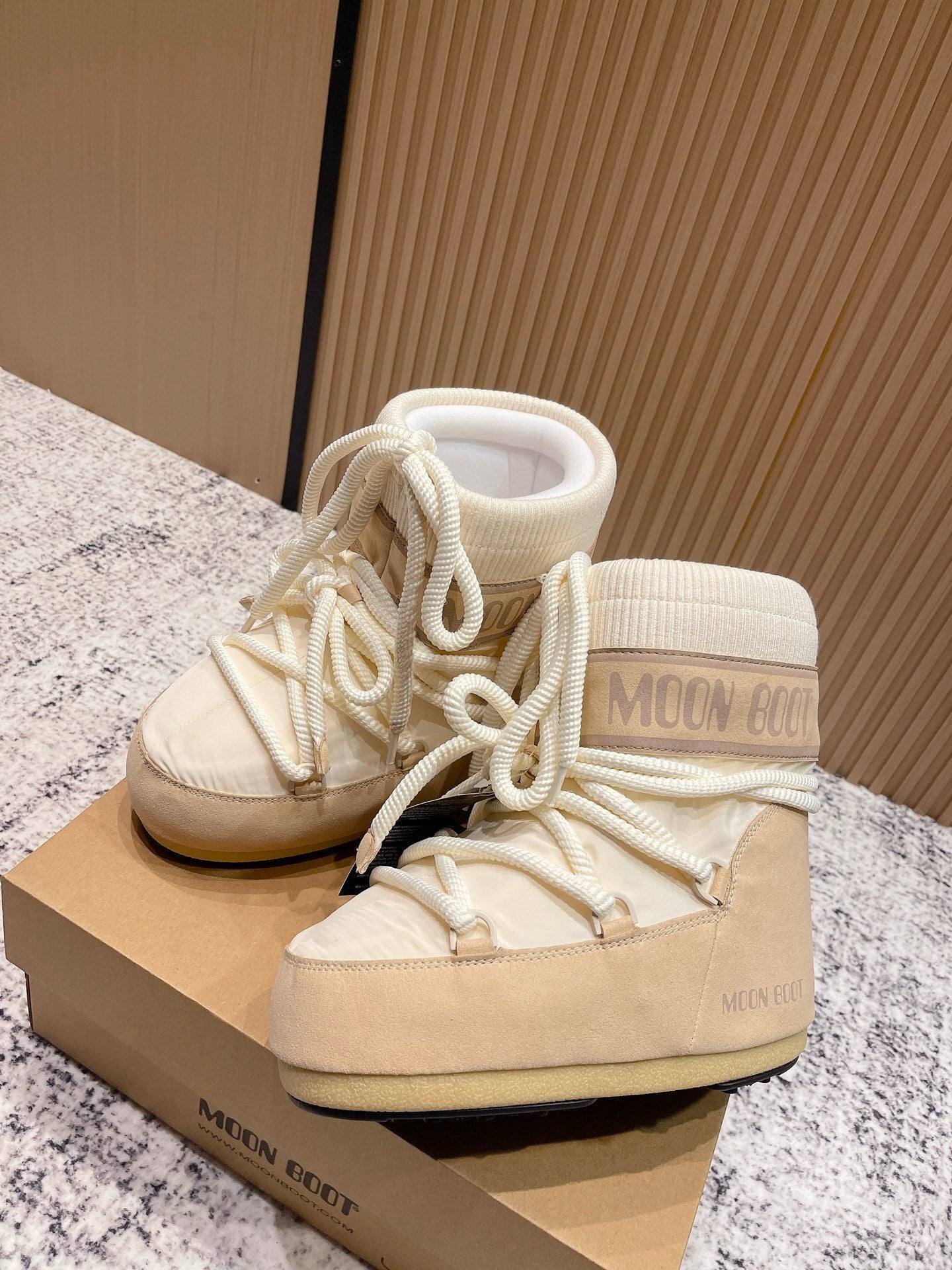 CREAM PADDED WINTER BOOTS WITH LACE-UP CLOSURE
