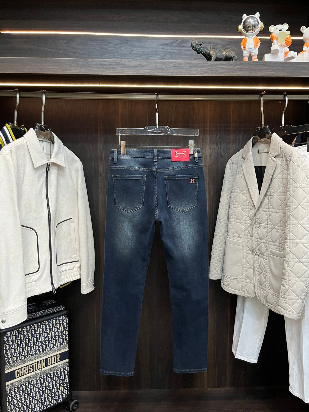 DARK DENIM JEANS WITH SIGNATURE RED ACCENT PATCH