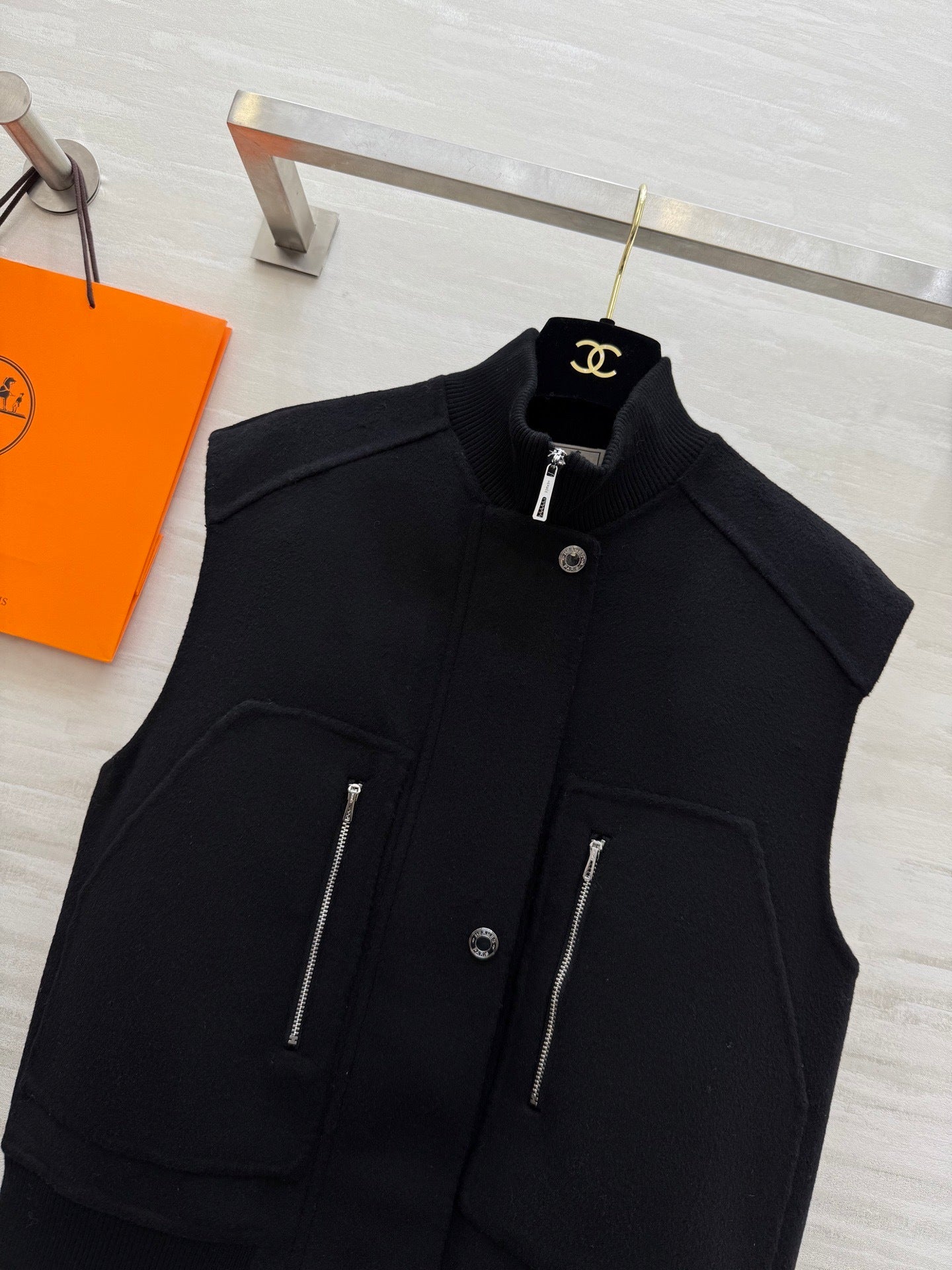 BLACK PADDED ZIP-DETAIL UTILITY VEST