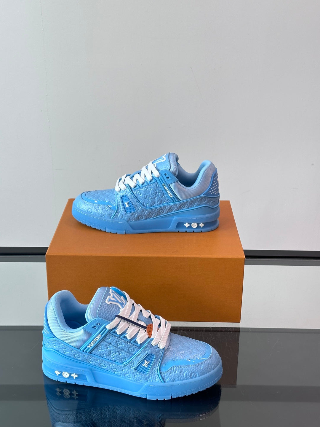 BLAUE MONOGRAMM-SNEAKER MIT NIEDRIGEM TOP-SCHNITTEN