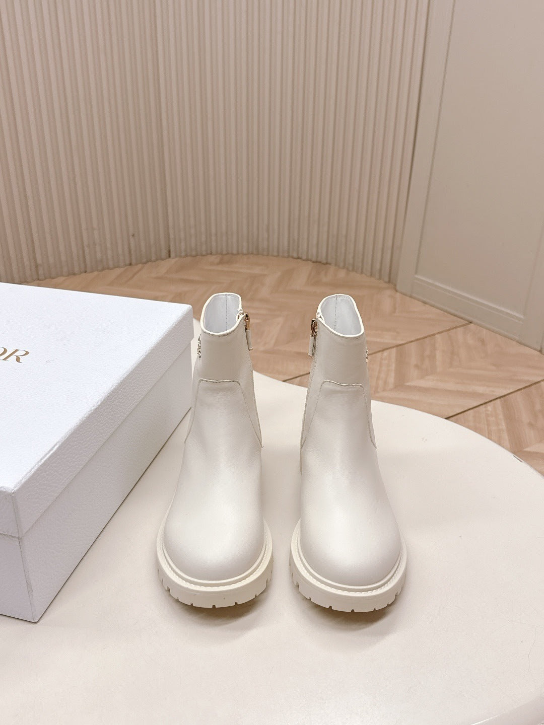 WHITE LEATHER ANKLE BOOTS WITH LUG SOLE