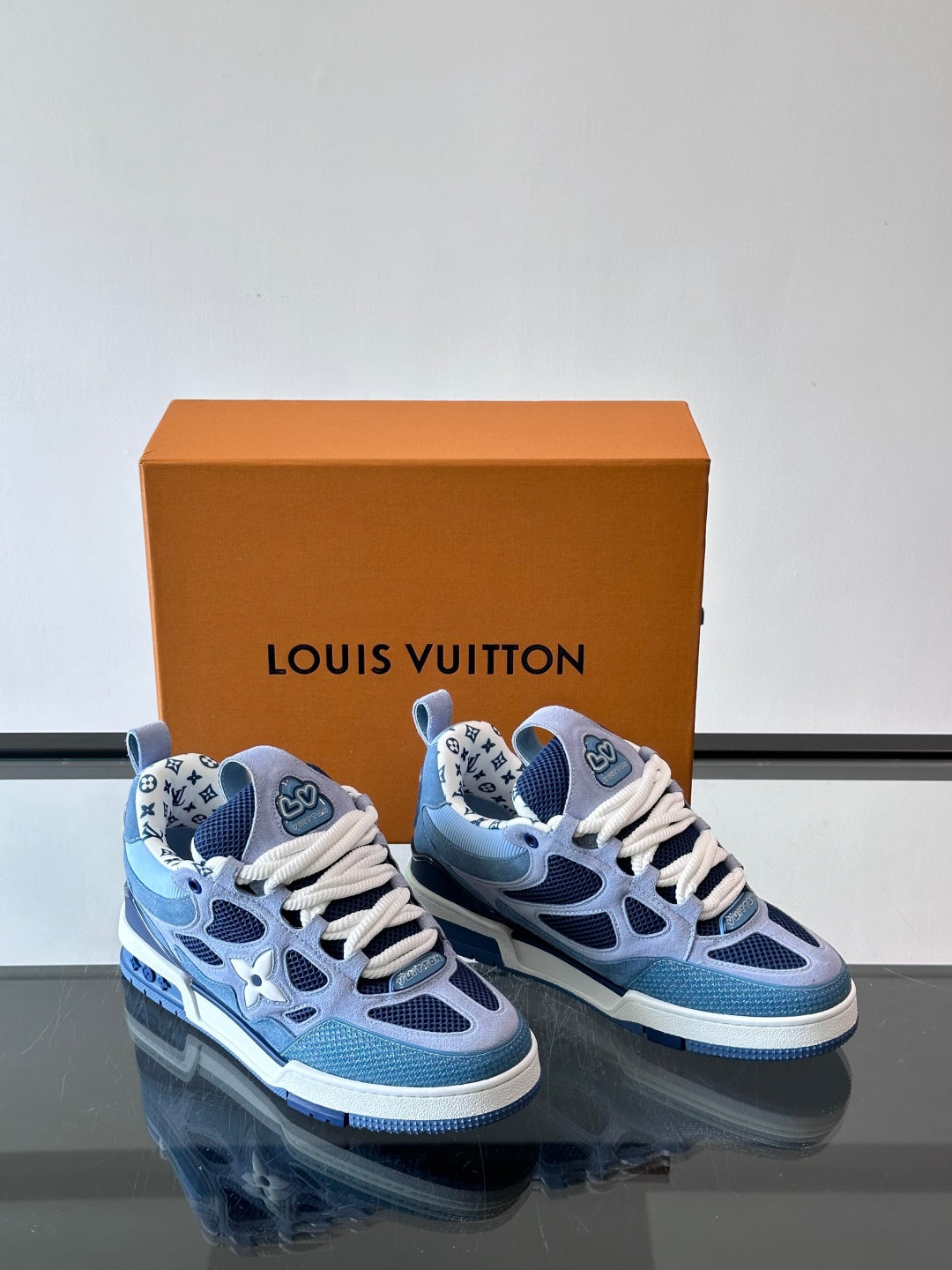 BLAU-GRAUE NIEDRIGE SNEAKER MIT MESH-EINSÄTZEN