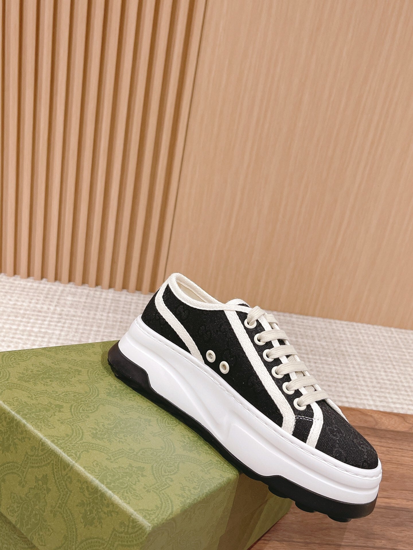 BLACK PLATFORM LOW-TOP SNEAKERS