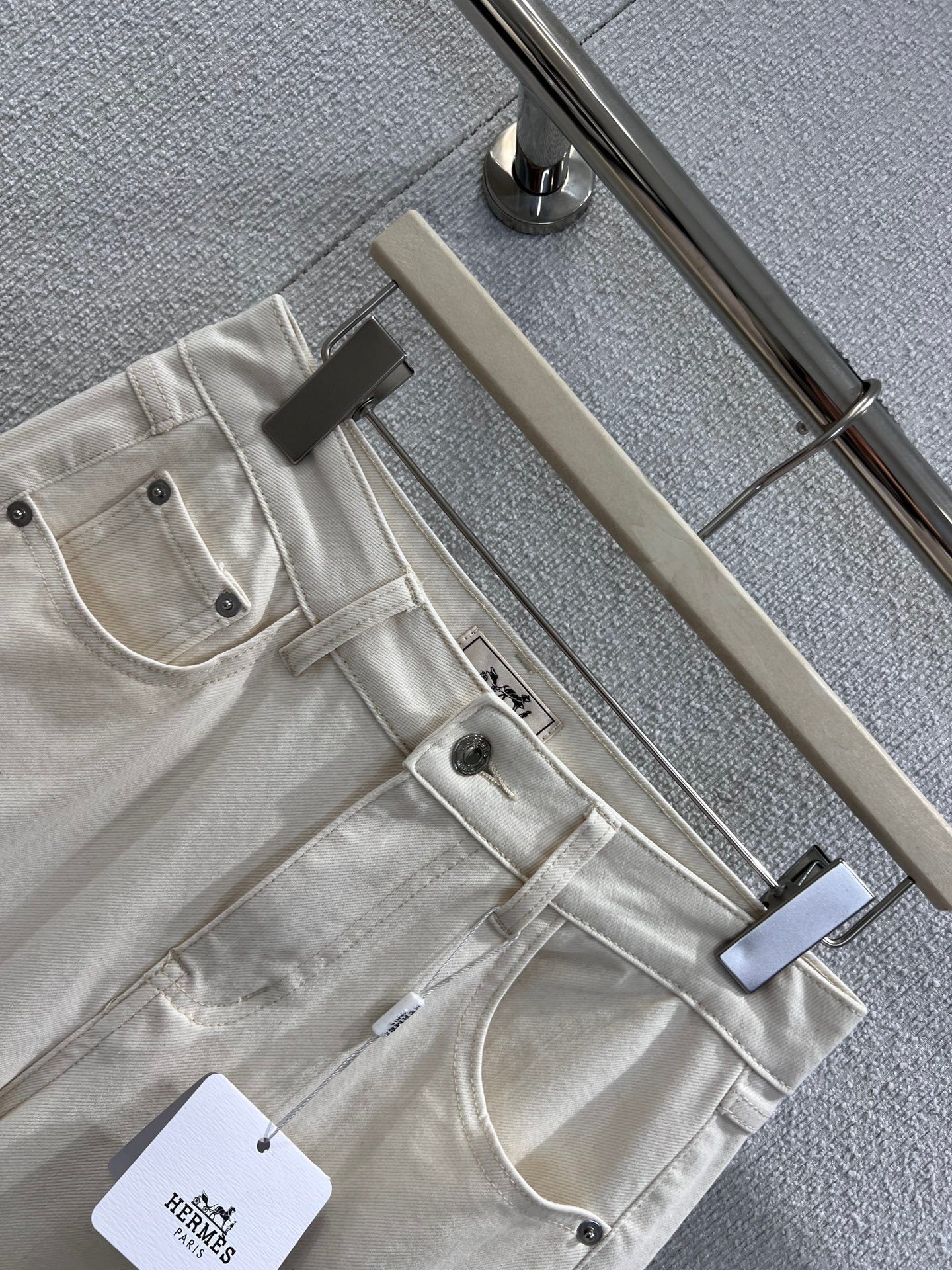 CREAM STRAIGHT-LEG DENIM WITH CONTRAST TURN-UP HEM