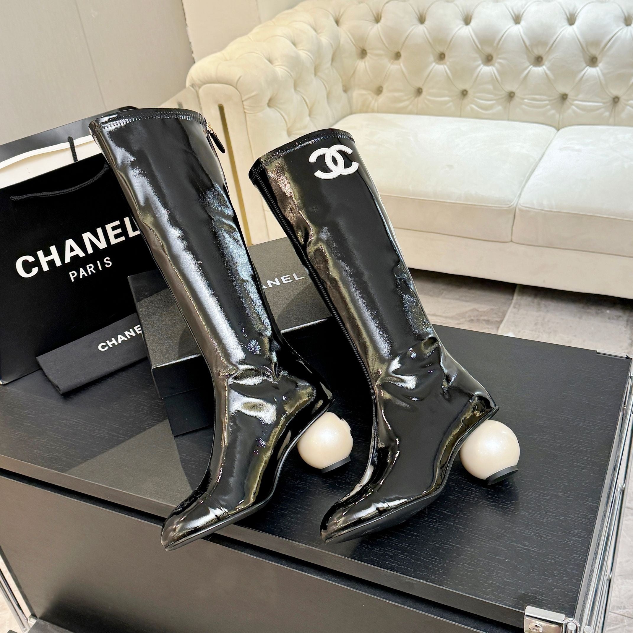 BLACK PATENT KNEE-HIGH BOOTS WITH SCULPTURAL BALL HEEL