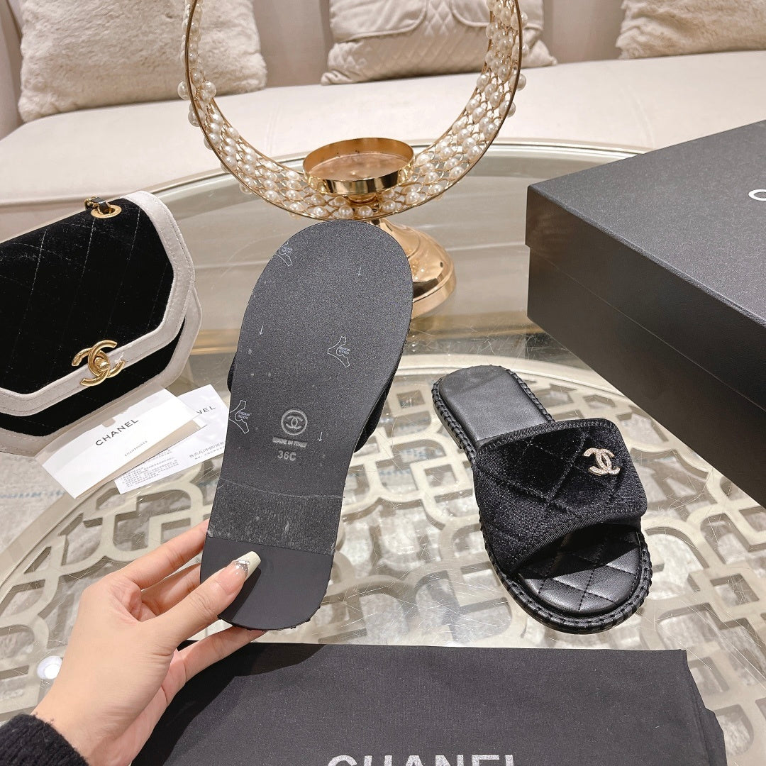 BLACK QUILTED SLIDES