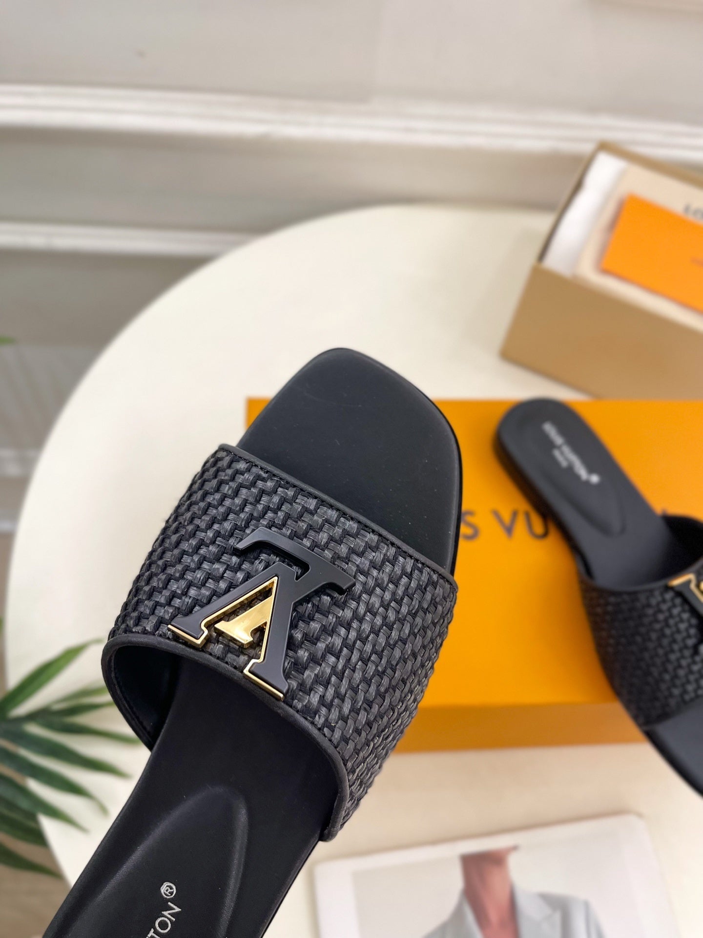 WOVEN TEXTURE MONOGRAM DETAIL SLIDE SANDALS – BLACK