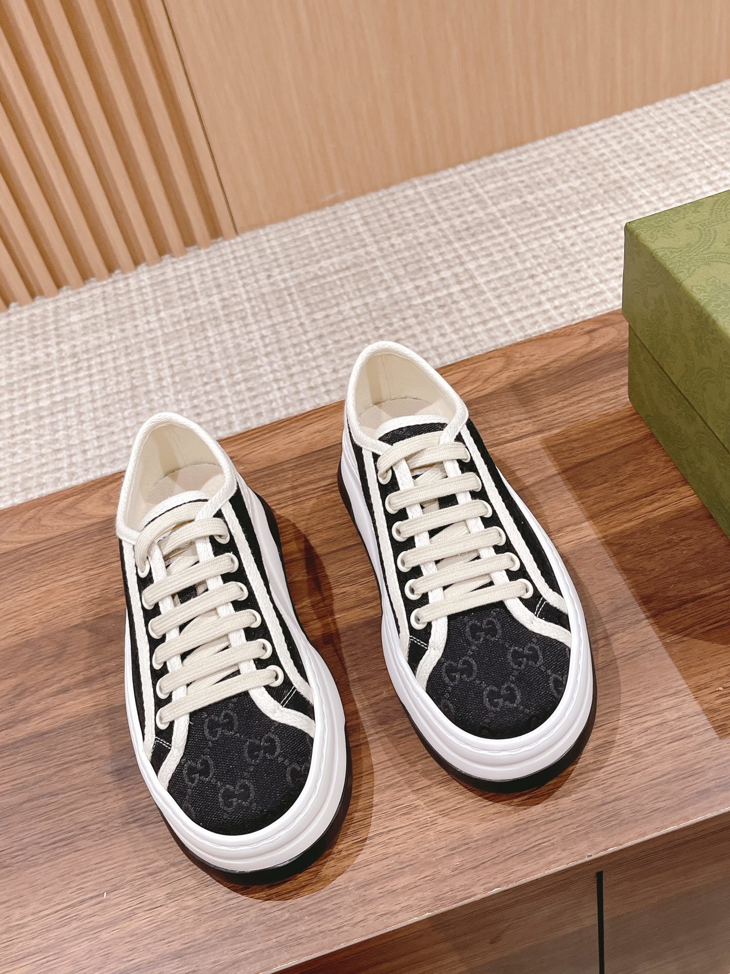 BLACK PLATFORM LOW-TOP SNEAKERS