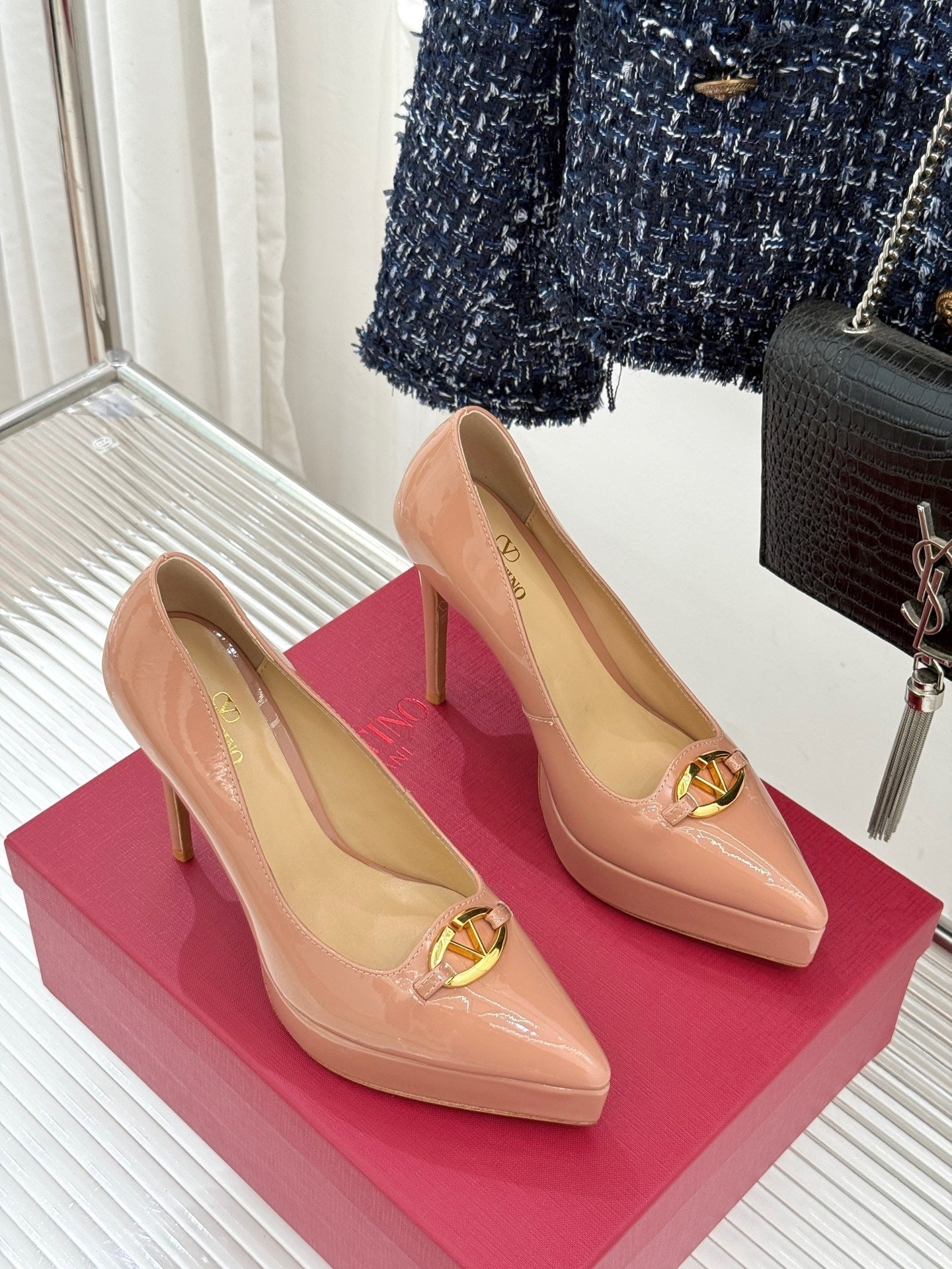 Rosafarbene Lack-Plateau-Pumps mit goldenen Akzenten