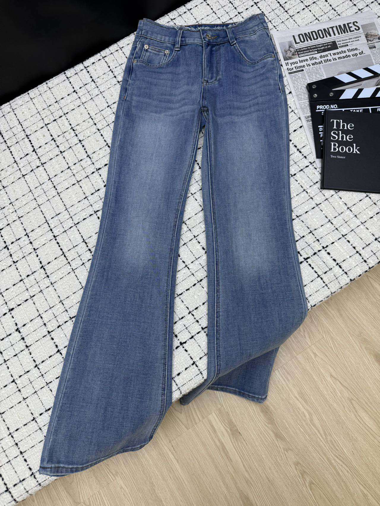 CLASSIC HIGH-RISE FLARED DENIM JEANS