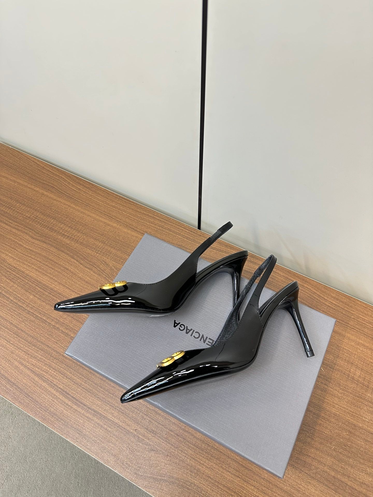 BLACK PATENT SLINGBACK POINTED HEELS