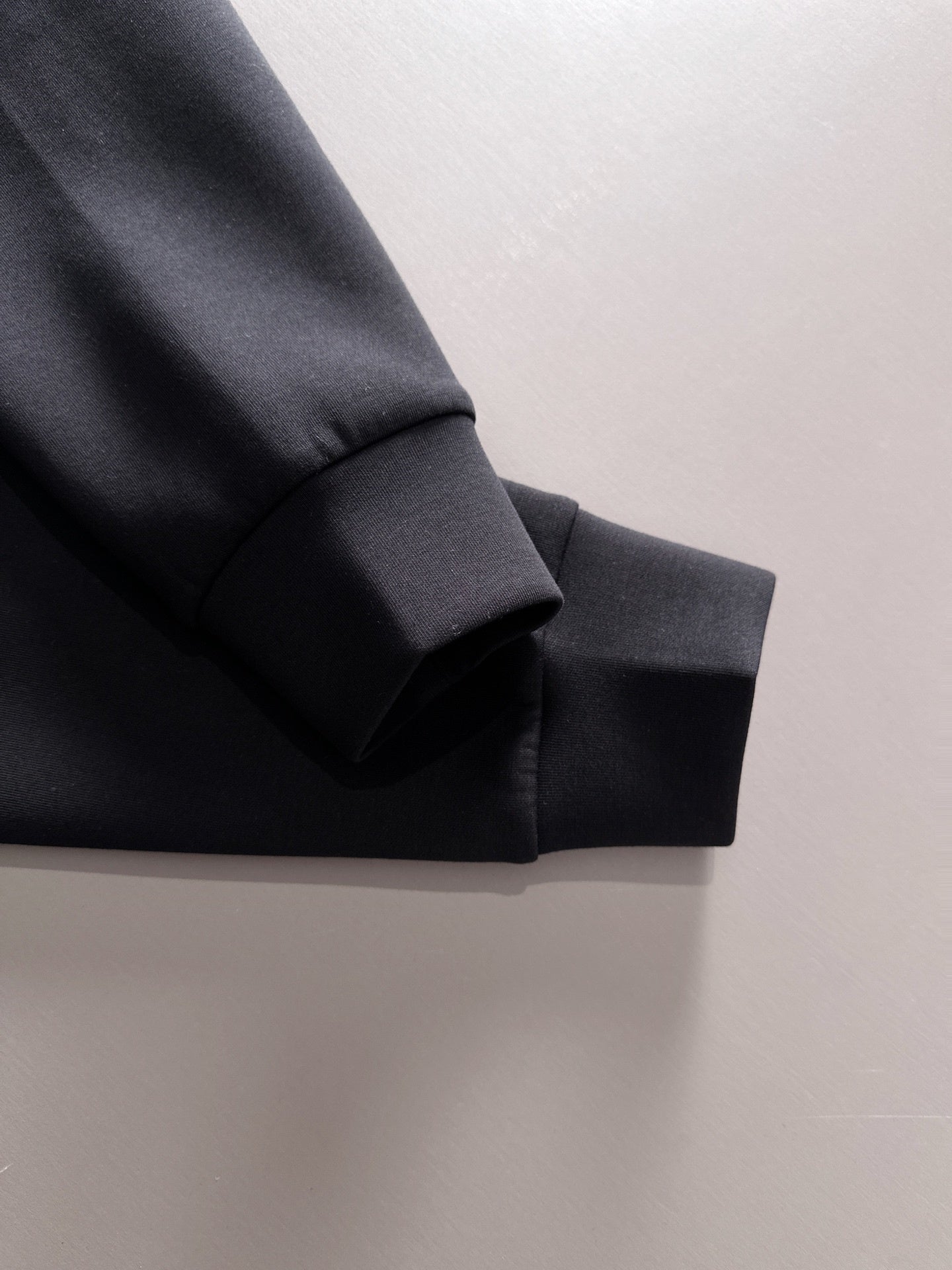 MINIMAL EMBROIDERED CREWNECK SWEATSHIRT