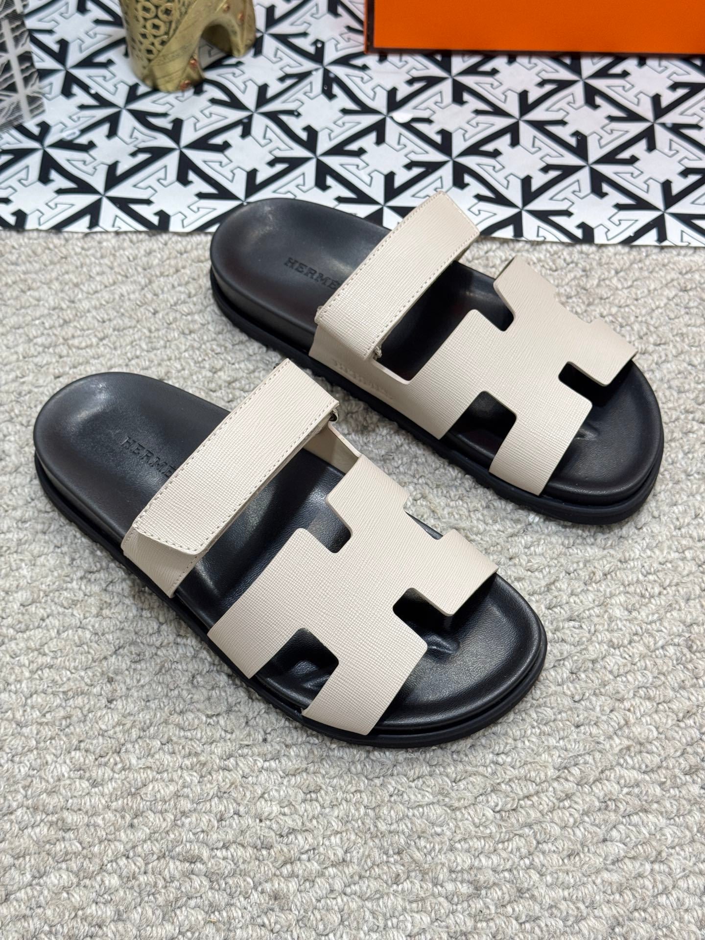 DUAL-TONE LEATHER SLIDE SANDALS