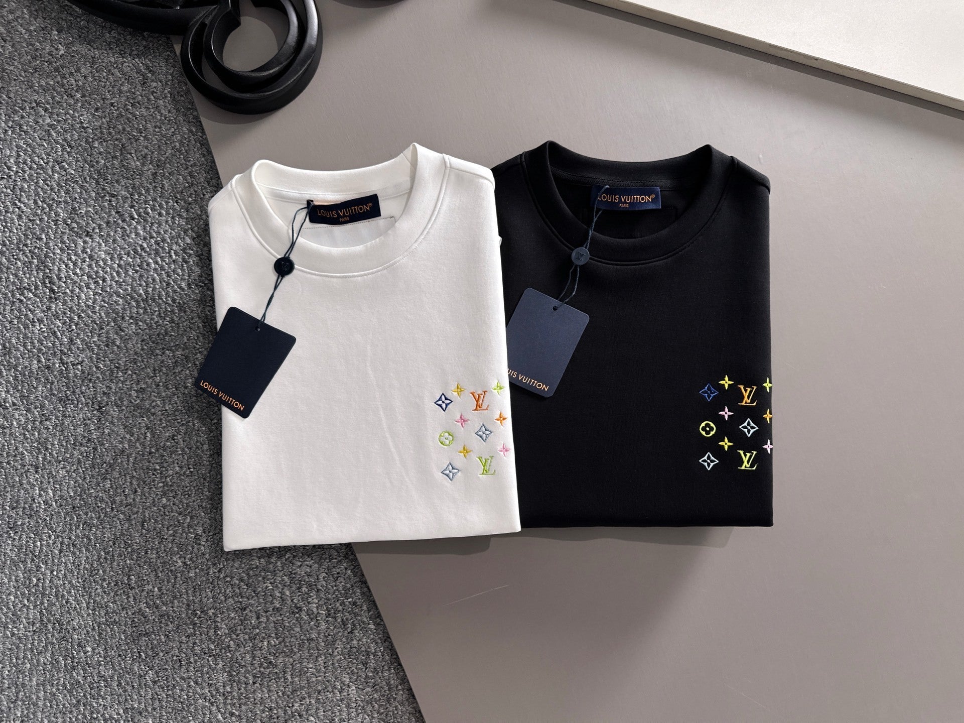 Minimalistisches Sweatshirt mit Rundhalsausschnitt und Stickerei