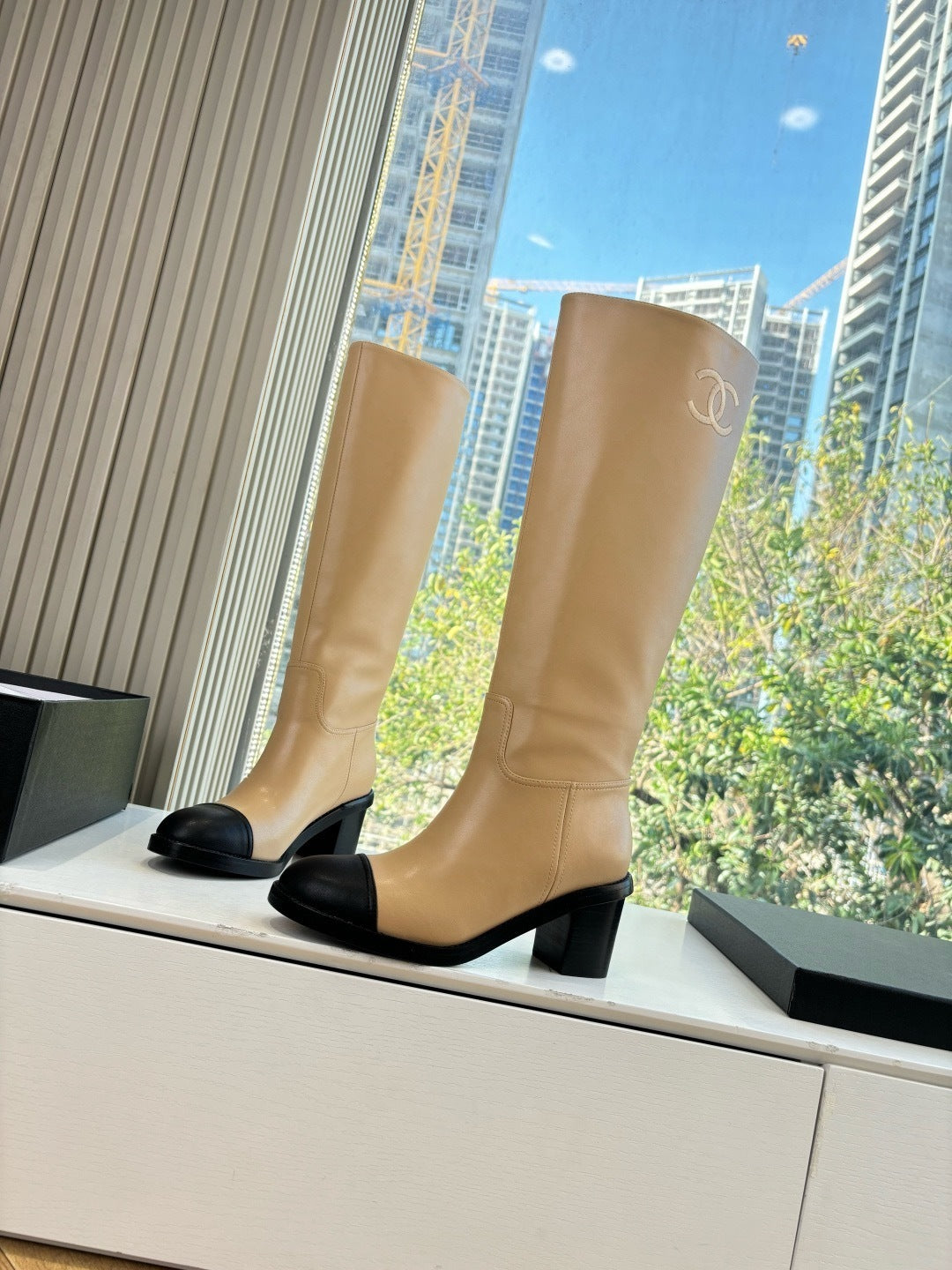 BEIGE LEATHER KNEE-HIGH BOOTS WITH BLACK CAP TOE AND BLOCK HEEL