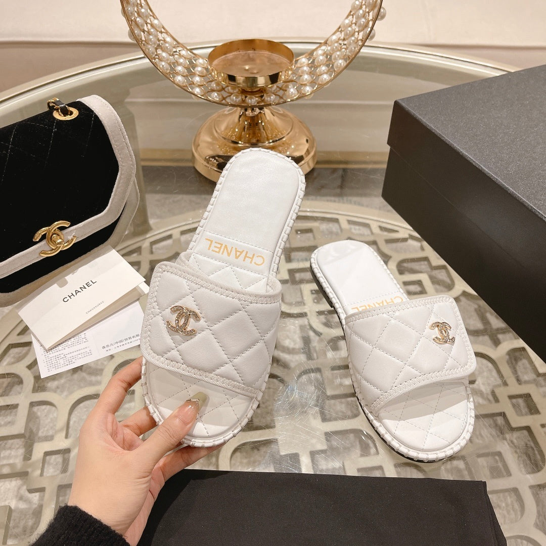 WHITE QUILTED SLIDES
