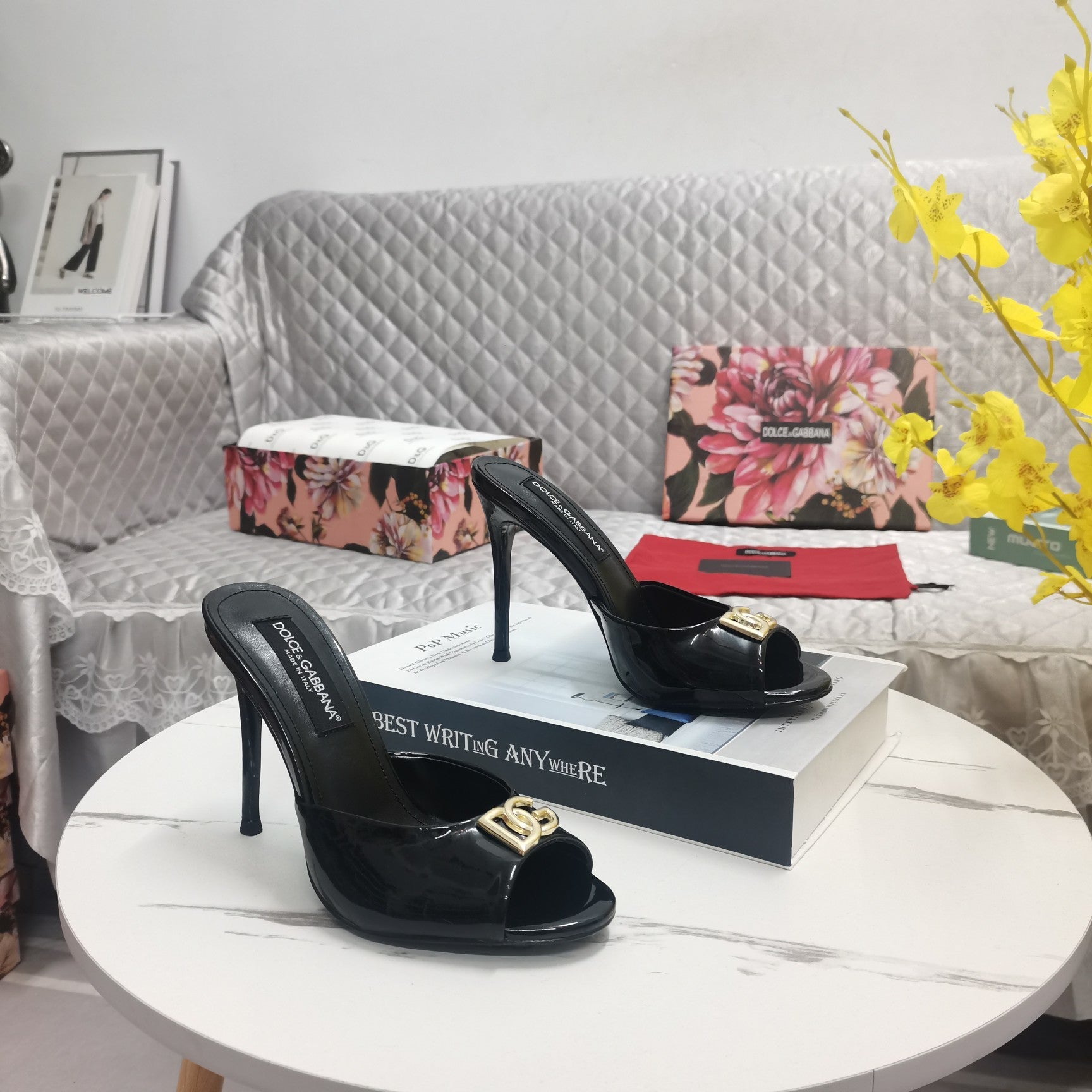 BLACK PATENT MULE HEEL SANDALS WITH GOLD LOGO DETAIL