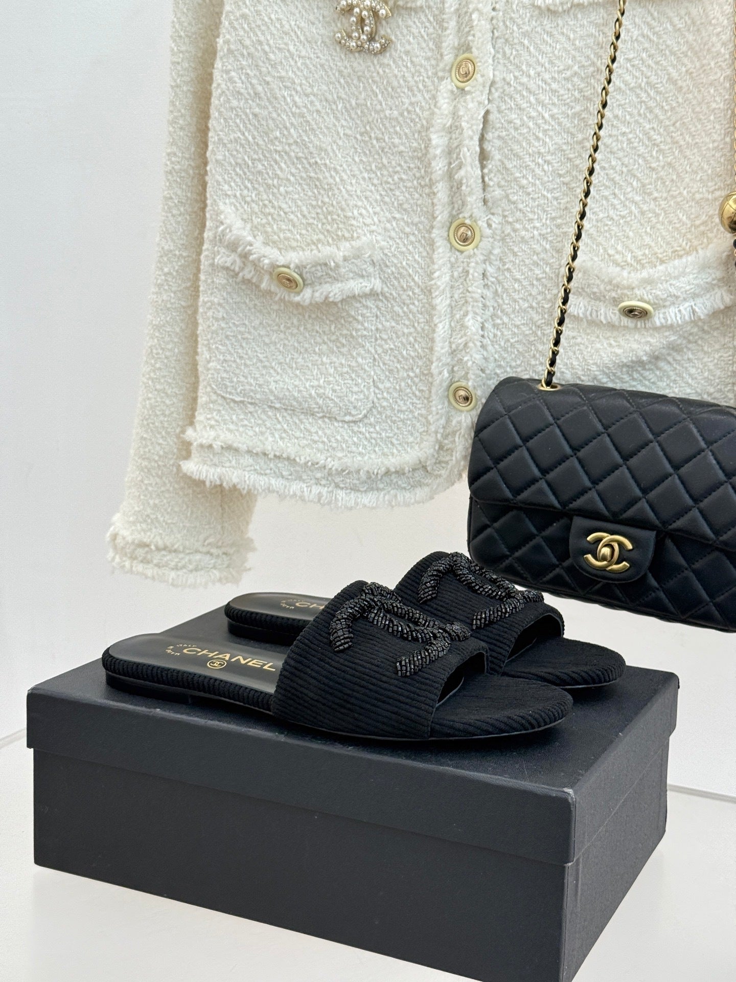 BLACK TEXTURED SLIDE SANDALS