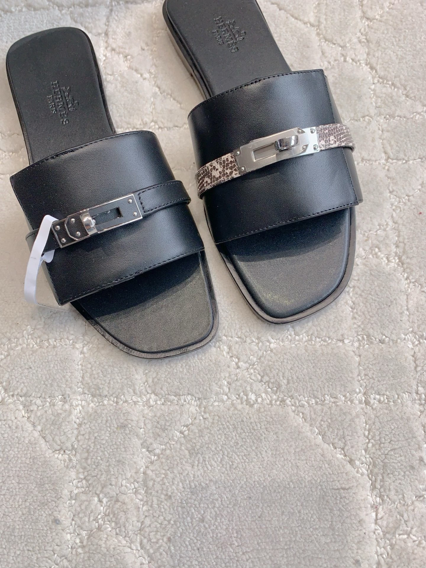 SCHWARZE FLACHE SANDALEN MIT MINIMALISTISCHEM RIEMEN