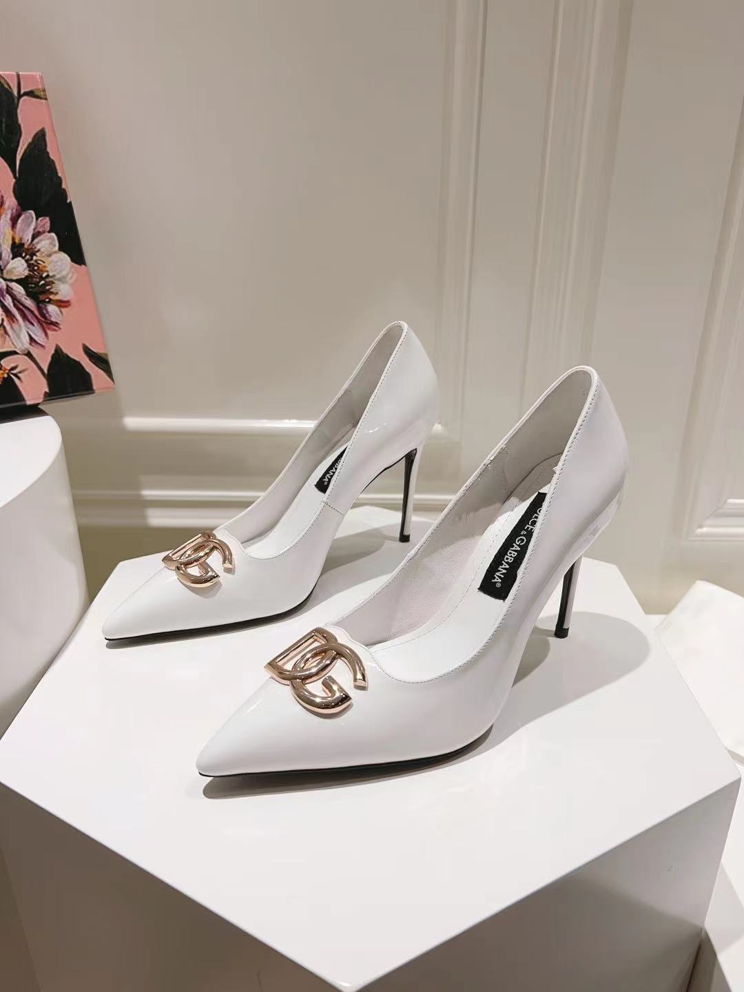 WHITE PATENT POINTED TOE HEEL PUMPS