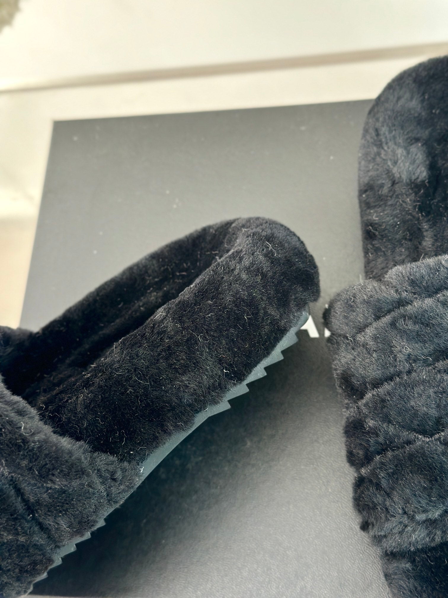 PLUSH FAUX FUR SLIDES – BLACK