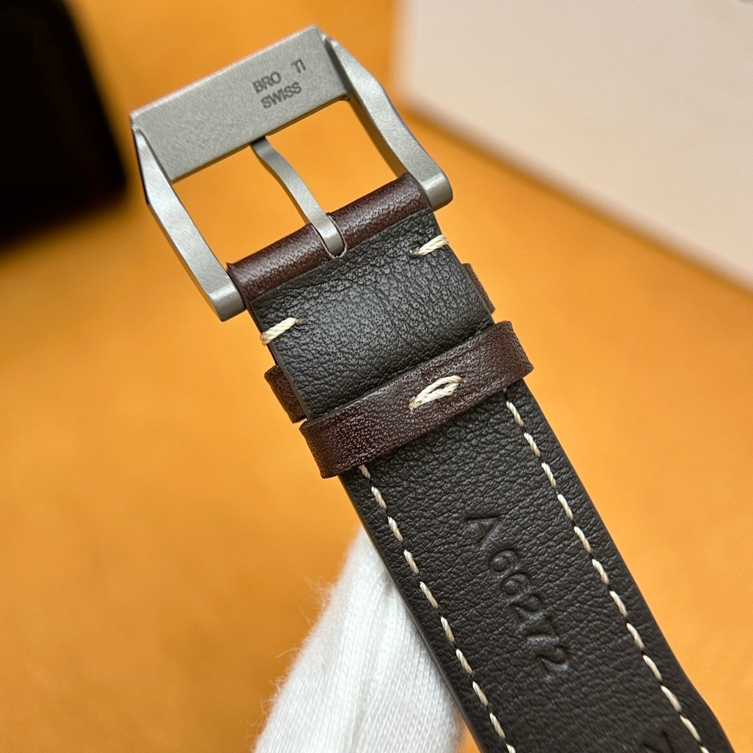 CLASSIC AVIATOR STYLE LEATHER WATCH