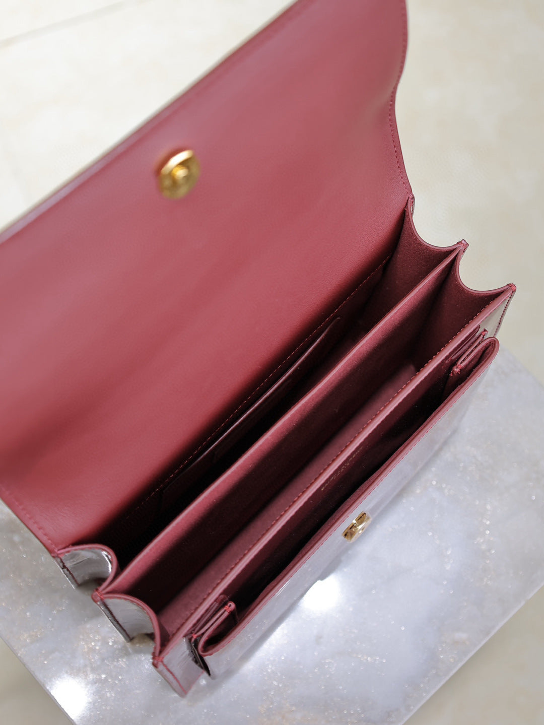 PATENT CHAIN SHOULDER BAG